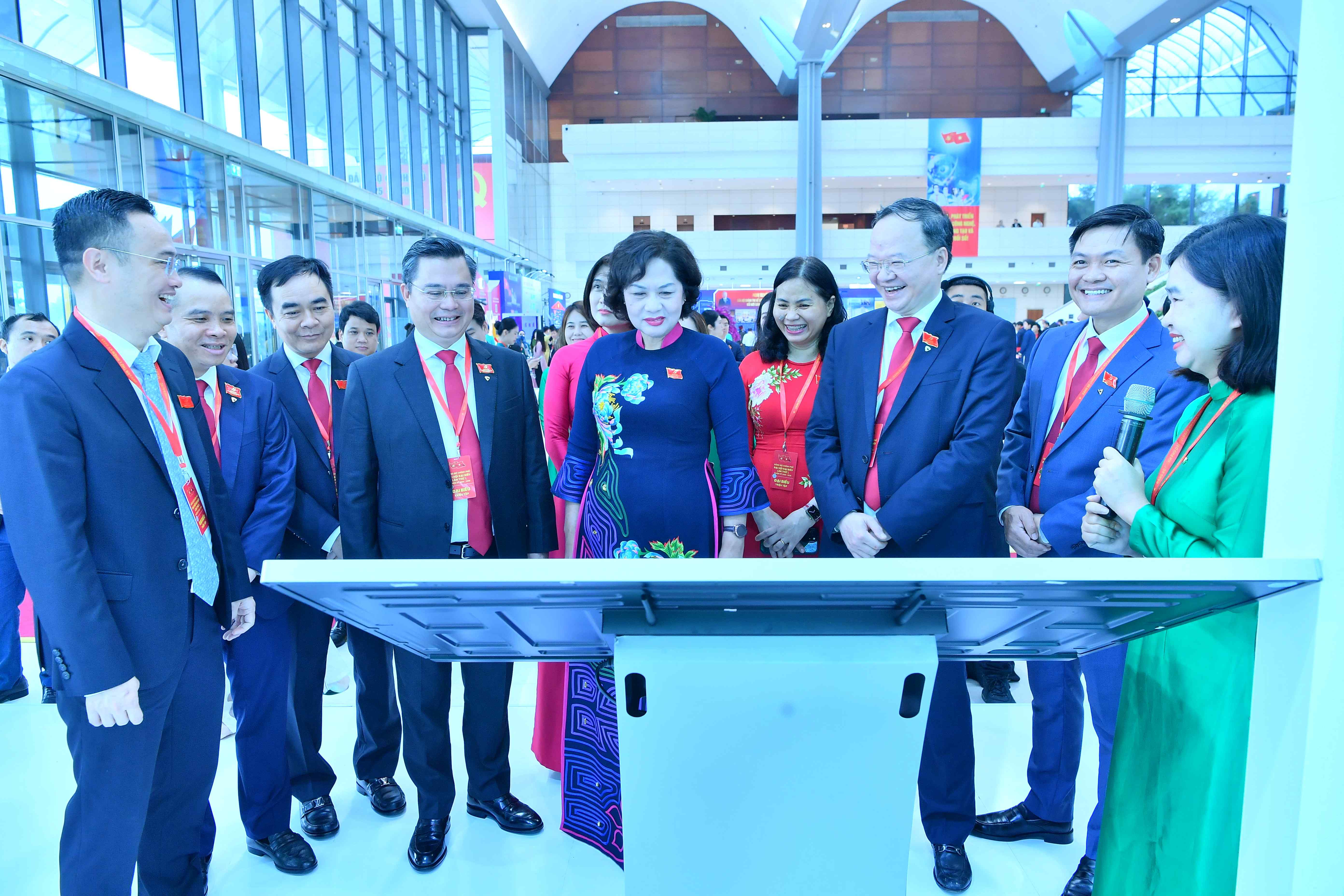 Thống đốc NHNN Nguyễn Thị Hồng (thứ 5 từ trái sang) tham quan và trải nghiệm không gian ngân hàng số của Vietcombank tại triển lãm