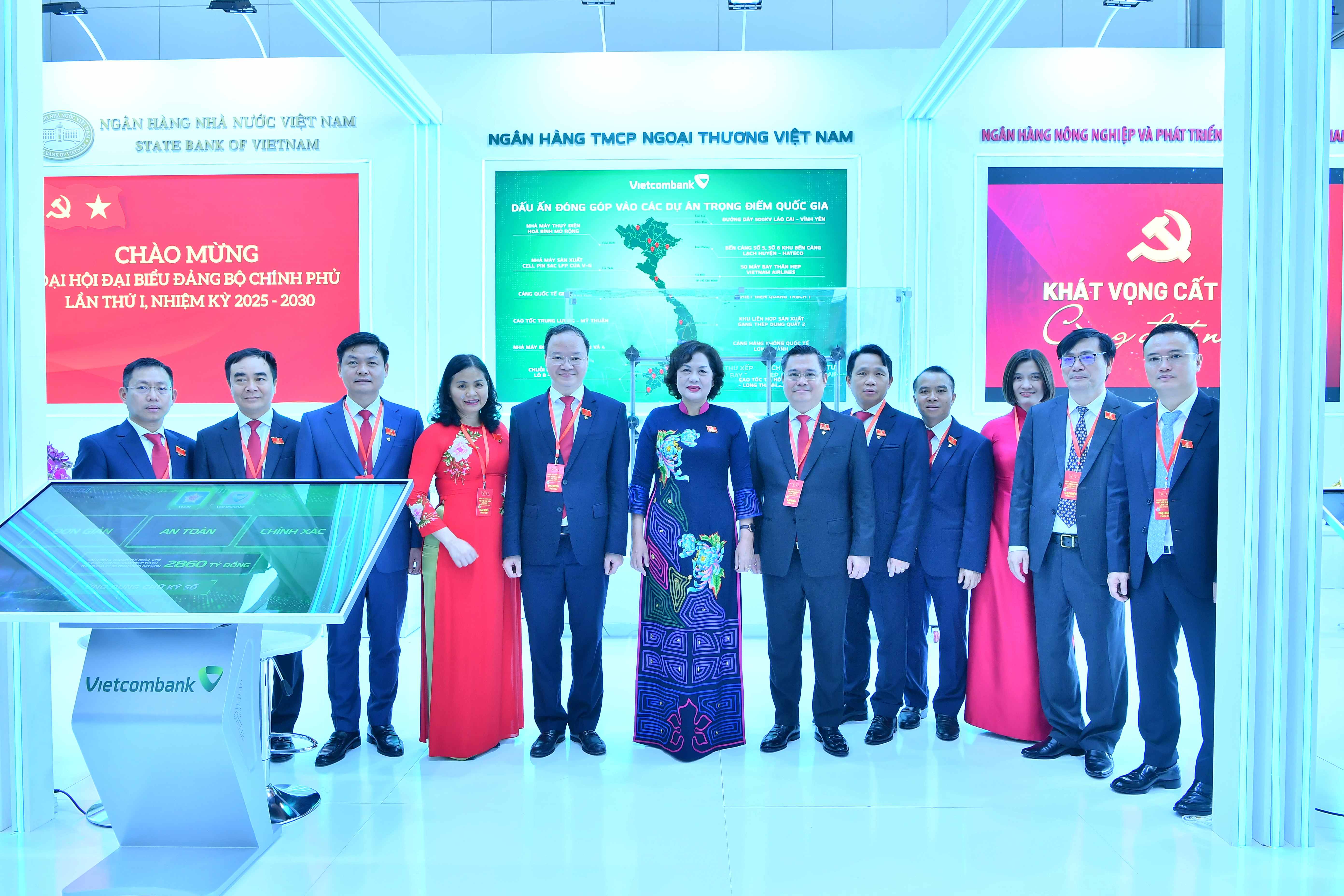 Thống đốc NHNN Nguyễn Thị Hồng (thứ 6 từ trái sang) cùng đại biểu chụp ảnh lưu niệm với đoàn đại biểu Đảng bộ Vietcombank tham dự Đại hội đại biểu Đảng bộ Chính phủ lần thứ I, nhiệm kỳ 2025-2030