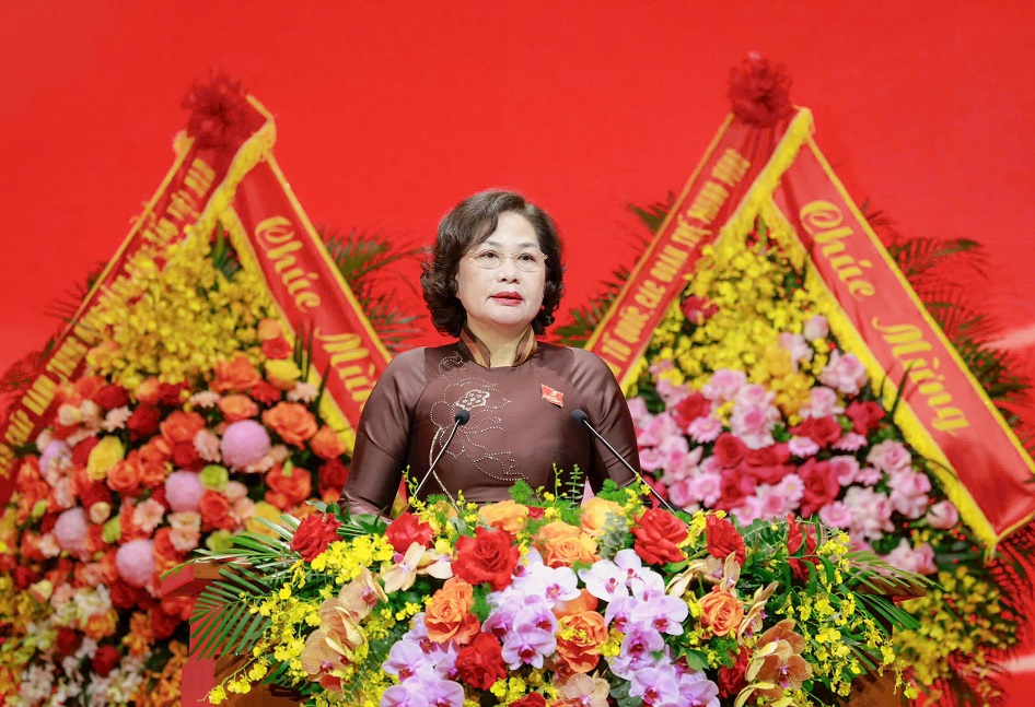 Đồng chí Nguyễn Thị Hồng, Ủy viên Ban Chấp hành Trung ương Đảng, Bí thư Đảng ủy, Thống đốc Ngân hàng Nhà nước Việt Nam trình bày Tham luận