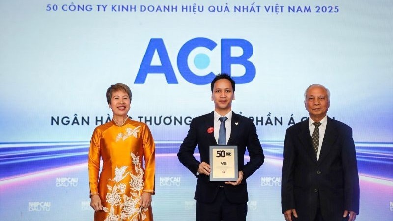 Ông Trần Hùng Huy - Đại diện ACB nhận vinh danh xếp hạng “50 Công ty kinh doanh hiệu quả nhất Việt Nam 2025” (TOP50).