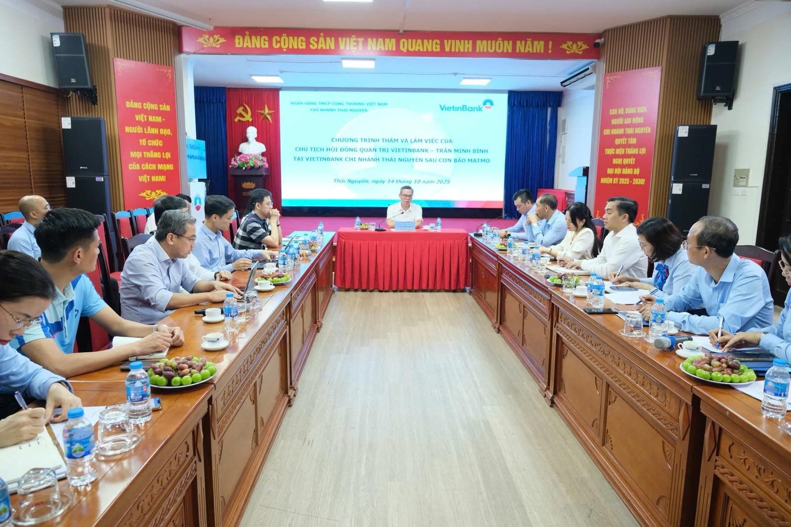 Chủ tịch HĐQT VietinBank thăm hỏi, động viên và chỉ đạo khắc phục hậu quả sau bão số 11