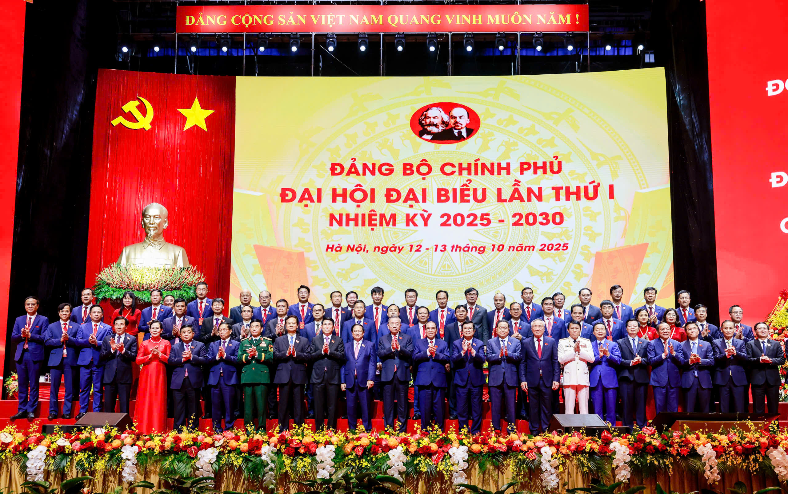 Đoàn đại biểu Đảng bộ Agribank chụp ảnh lưu niệm cùng Tổng Bí thư Tô Lâm và các đồng chí Lãnh đạo, nguyên Lãnh đạo Đảng, Nhà nước tại Đại hội đại biểu Đảng bộ Chính phủ lần thứ I, nhiệm kỳ 2025-2030