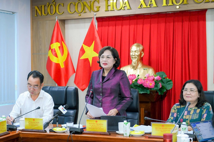 Thống đốc Nguyễn Thị Hồng – Trưởng đoàn công tác phát biểu tại buổi làm việc