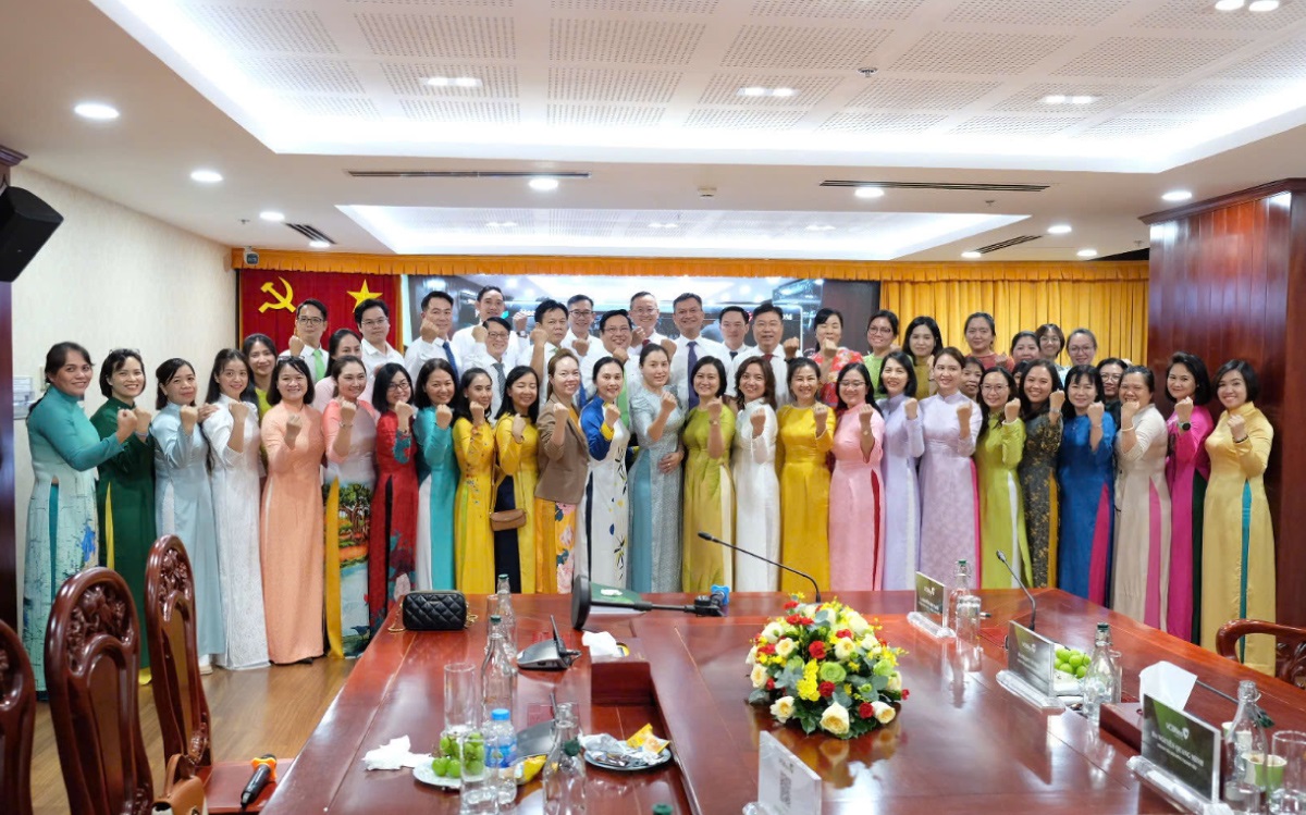 Ban Lãnh đạo và các đại biểu tham dự chụp ảnh lưu niệm tại Hội nghị