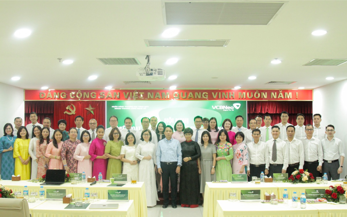 Ban Lãnh đạo và các đại biểu tham dự chụp ảnh lưu niệm tại Hội nghị