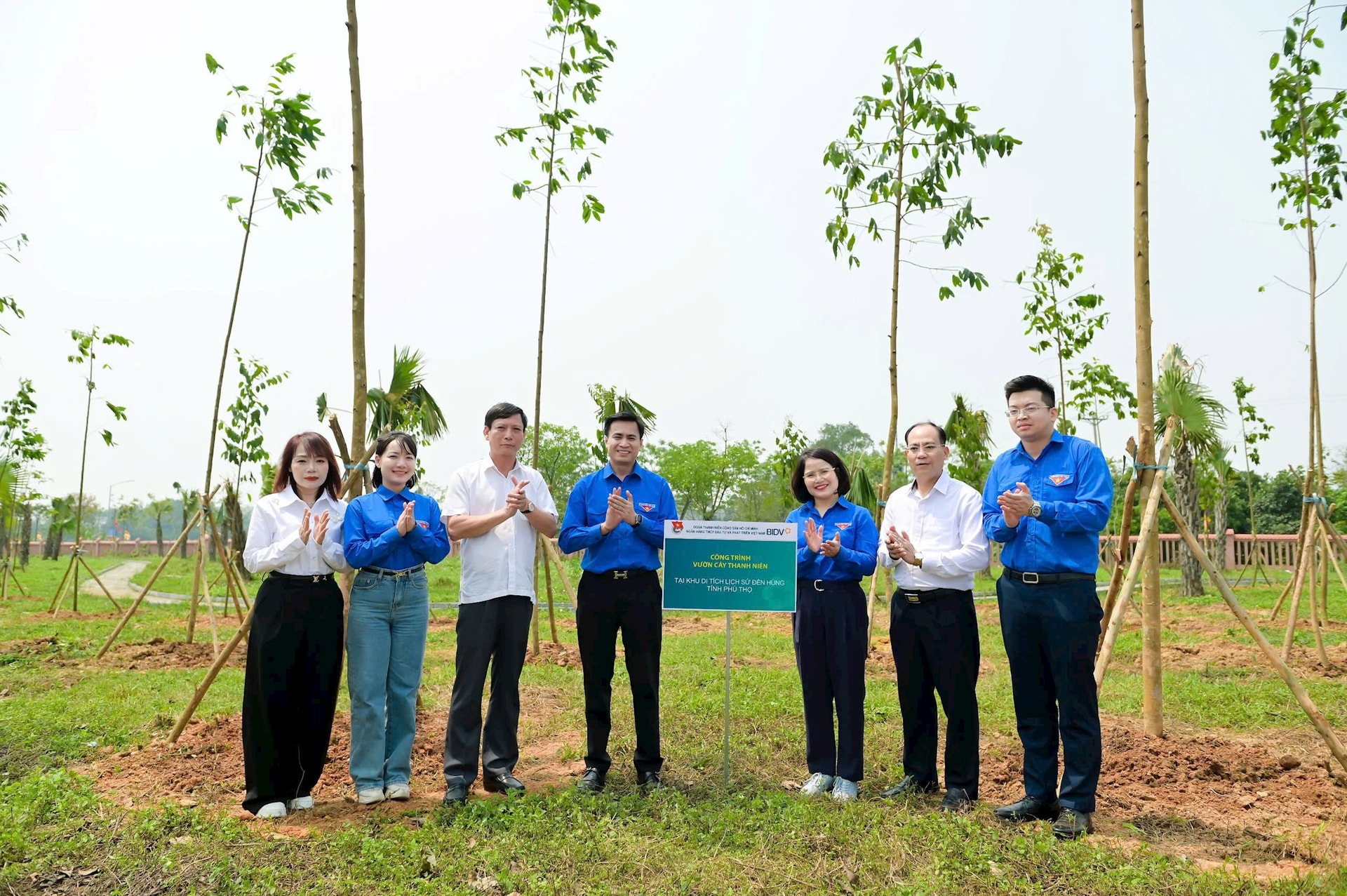 Chị Nguyễn Thị Quỳnh Giao chỉ đạo và trực tiếp tham gia các hoạt động an sinh của Đoàn Thanh niên BIDV.