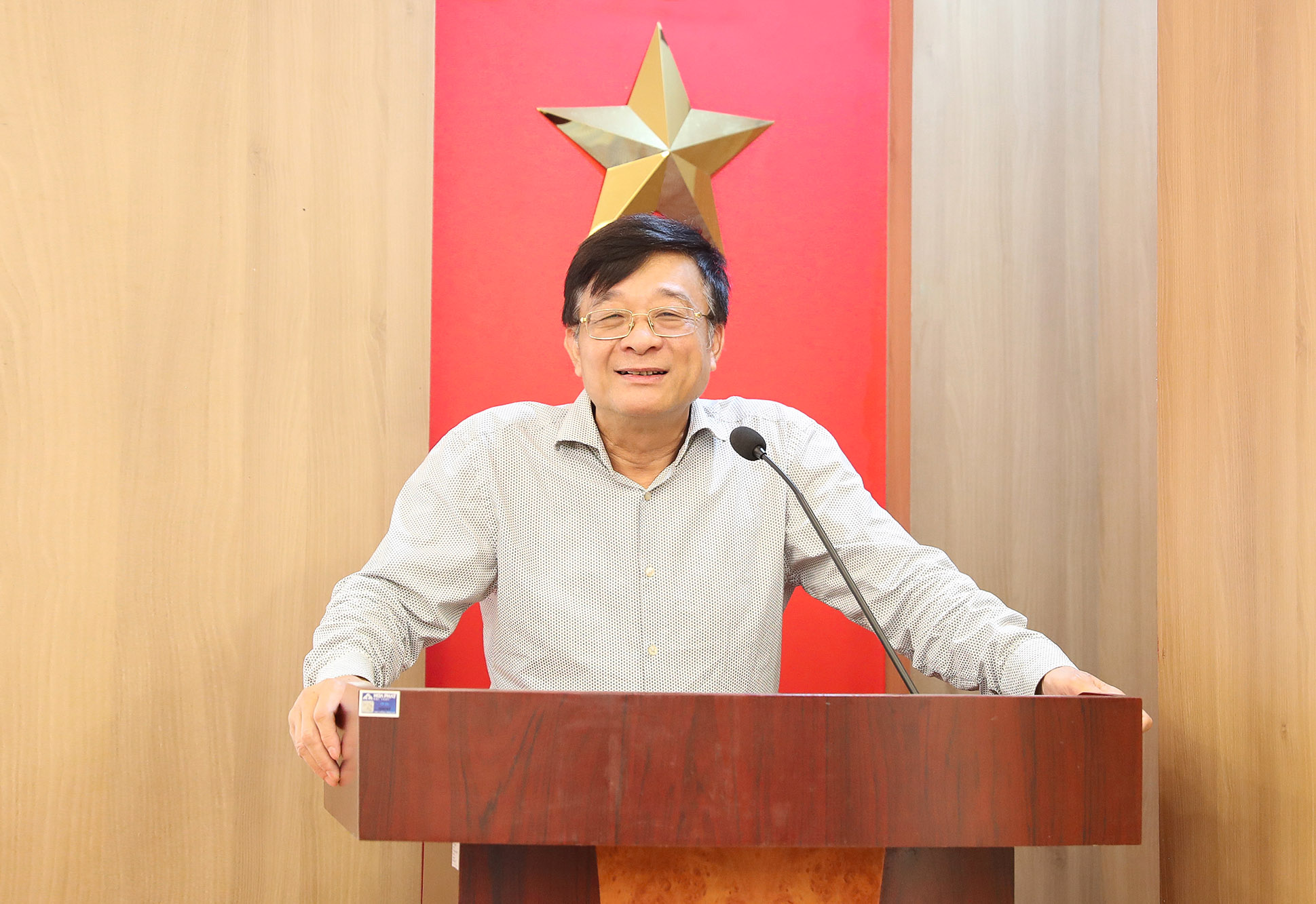 Phó Chủ tịch kiêm Tổng Thư ký HHNH Nguyễn Quốc Hùng phát biểu chào mừng ngày 20/10. Ảnh: Huy Hoàng