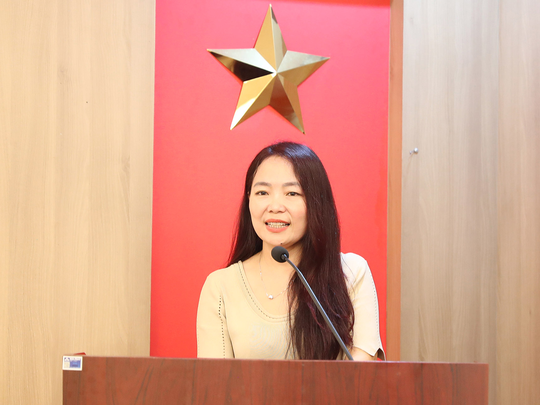 Bà Bùi Thu Oanh, Phó Chủ tịch Công đoàn, Trưởng ban Nữ công Cơ quan Thường trực Hiệp hội Ngân hàng Việt Nam phát biểu tại buổi gặp mặt
