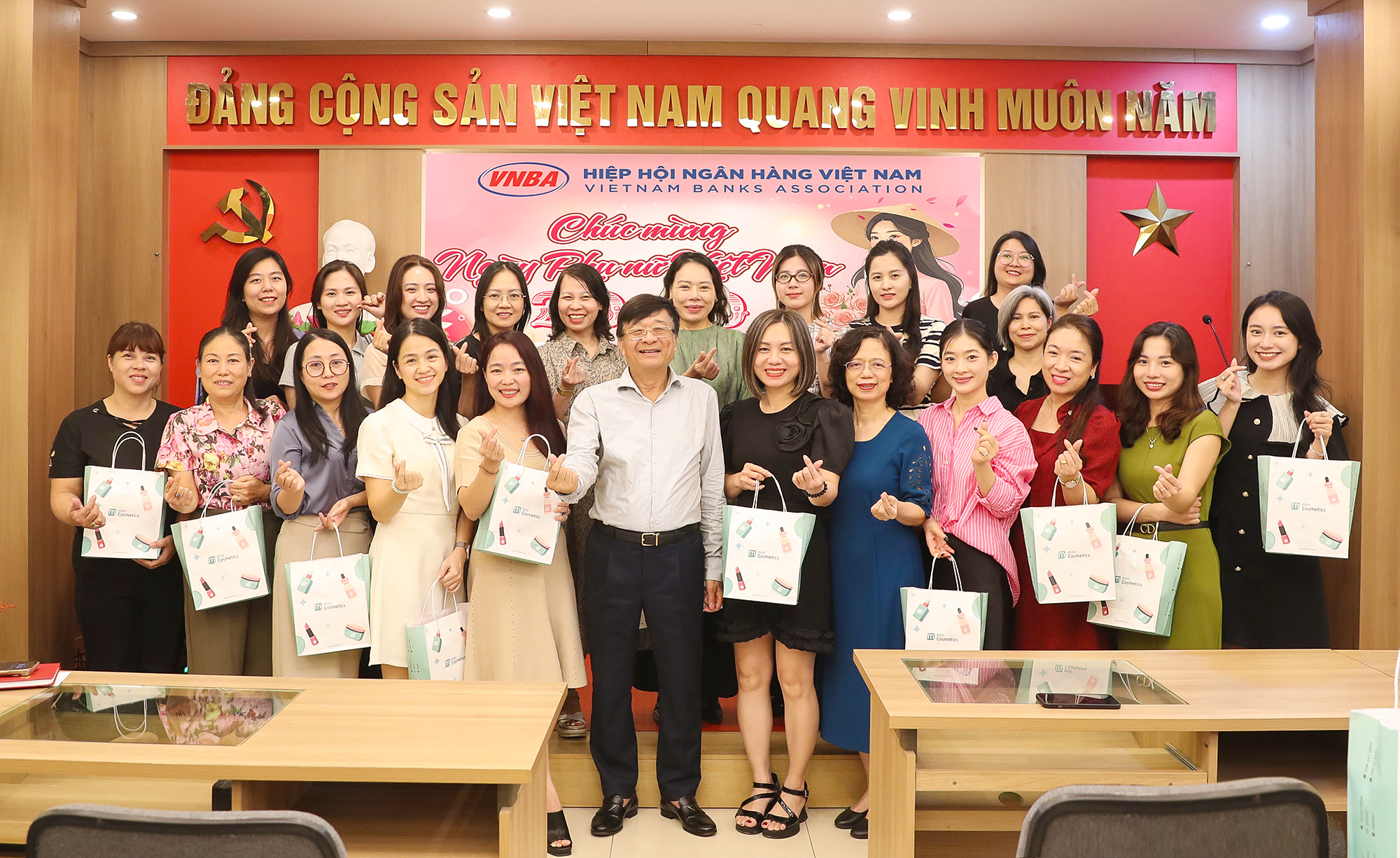 Phó Chủ tịch kiêm Tổng Thư ký Nguyễn Quốc Hùng chụp ảnh lưu niệm cùng các cán bộ nữ Hiệp hội Ngân hàng Việt Nam