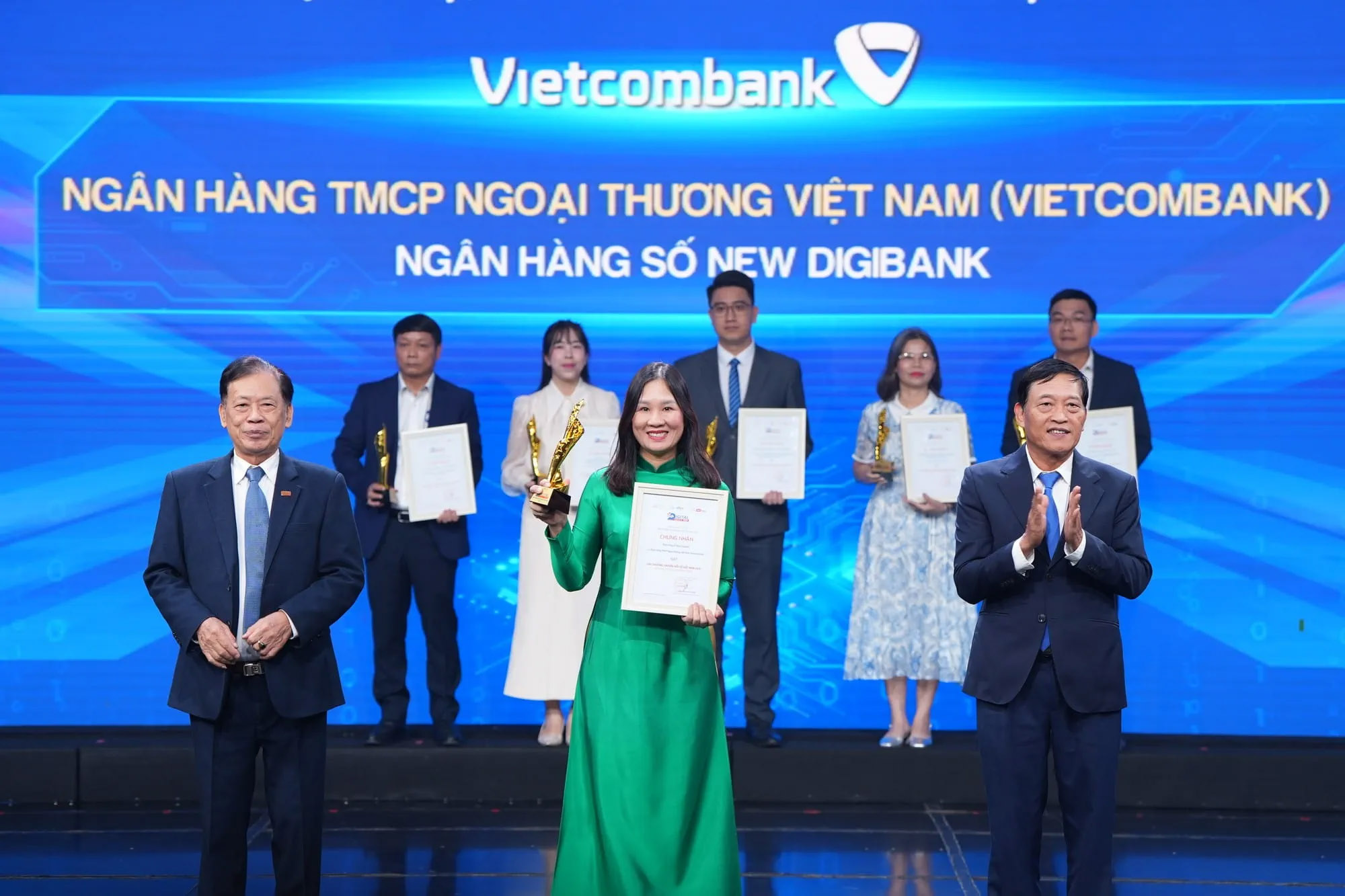 Đại diện Vietcombank nhận giải thưởng “Sản phẩm, Dịch vụ, Giải pháp chuyển đổi số xuất sắc” được BTC vinh danh đối với ứng dụng Ngân hàng số VCB New Digibank