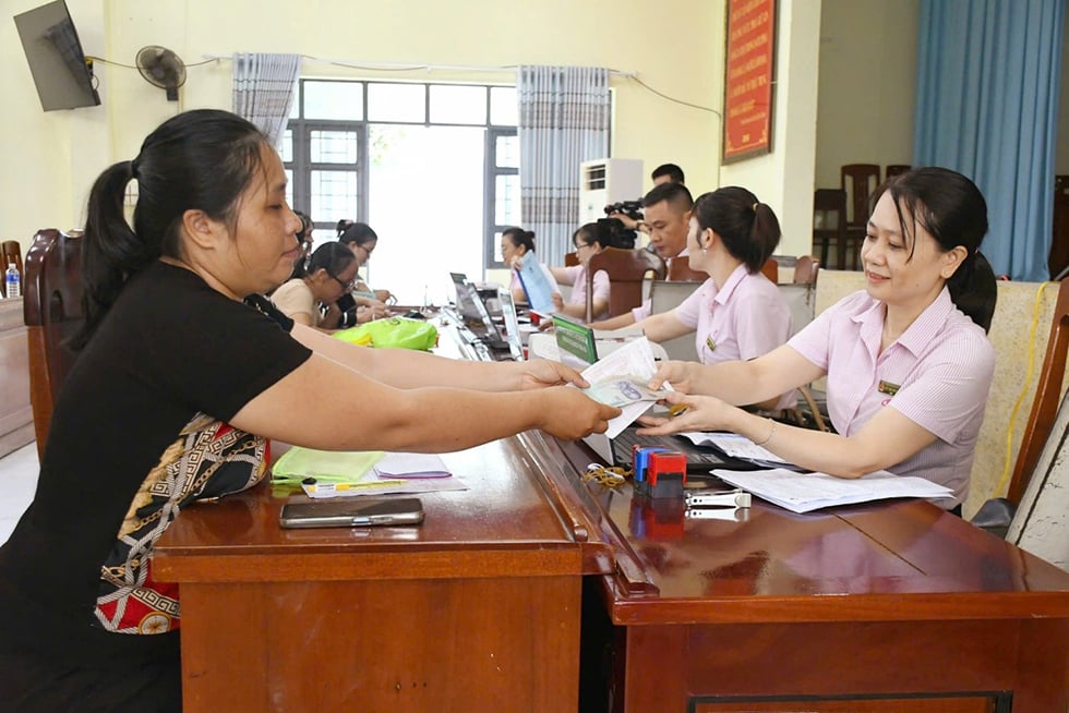Người nghèo và các đối tượng chính sách khác nhận vốn vay ưu đãi Ngân hàng CSXH ngay tại điểm giao dịch ở xã.