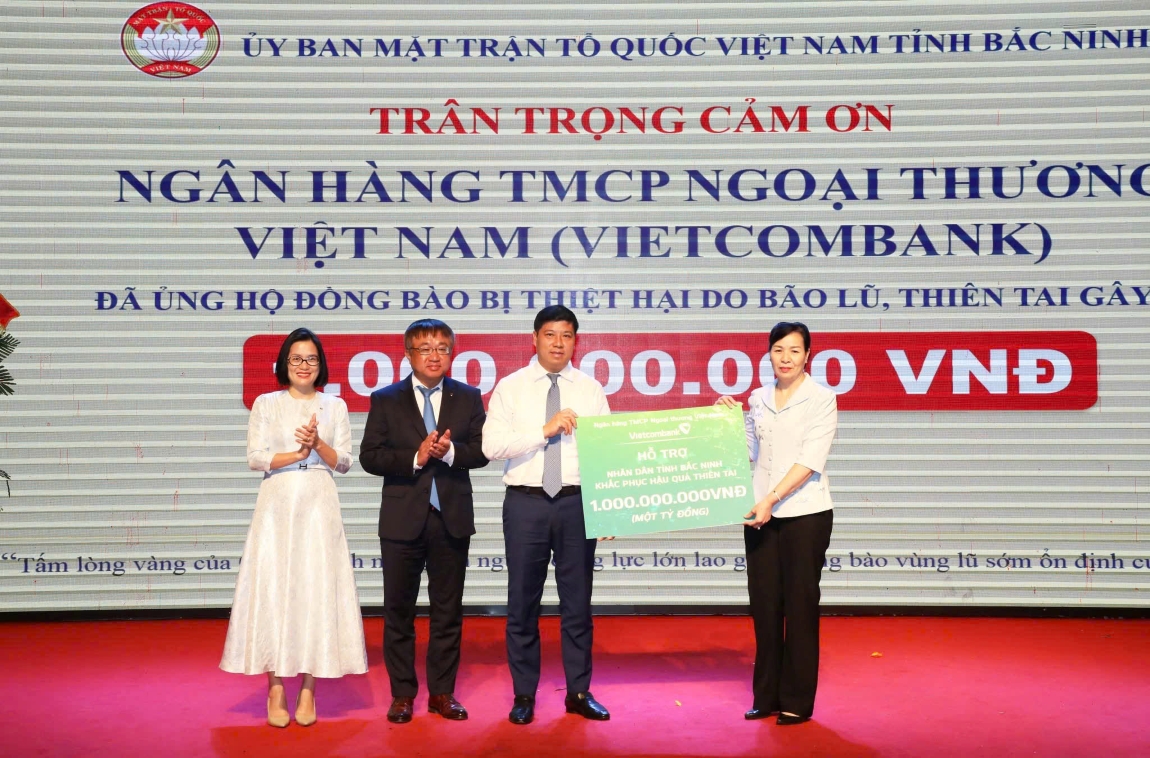Đại diện Vietcombank, đ/c Hồng Quang - Thành viên HĐQT, Chủ tịch Công đoàn Vietcombank (thứ 3, từ trái sang) trao ủng hộ 1 tỷ đồng thông qua MTTQ tỉnh Bắc Ninh