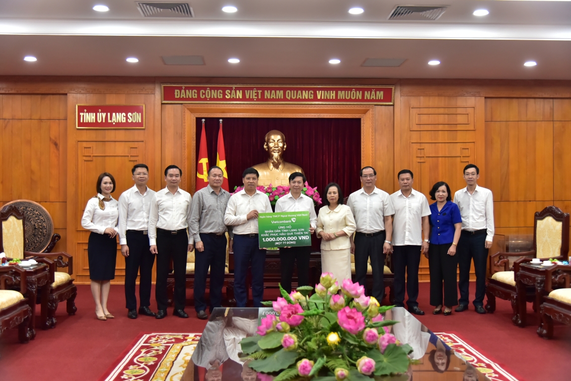 Đại diện Vietcombank, đ/c Hồng Quang - Thành viên HĐQT, Chủ tịch Công đoàn Vietcombank (thứ 5, từ trái sang) trao ủng hộ 1 tỷ đồng cho nhân dân tỉnh Lạng Sơn khắc phục thiên tai