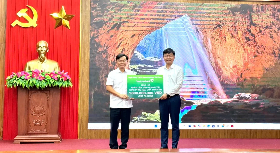 Đại diện Vietcombank, đ/c Nguyễn Danh Phương - Phó Bí thư thường trực Đảng ủy Vietcombank (bên phải) trao tặng 1 tỷ đồng thông qua MTTQ tỉnh Quảng Trị