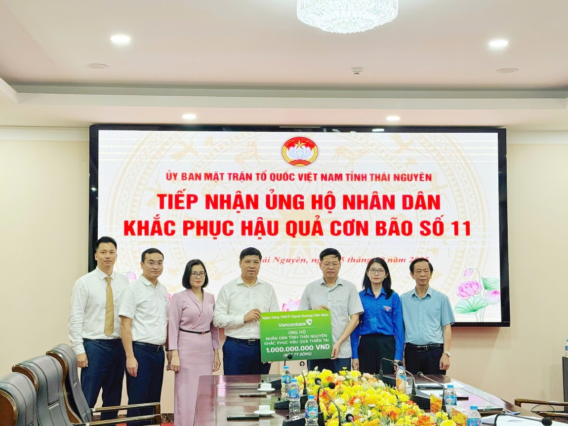 Đại diện Vietcombank, đ/c Hồng Quang - Thành viên HĐQT, Chủ tịch Công đoàn Vietcombank (thứ 4, từ trái sang) trao hỗ trợ 1 tỷ đồng cho tỉnh Thái Nguyên khắc phục hậu quả cơn bão số 11