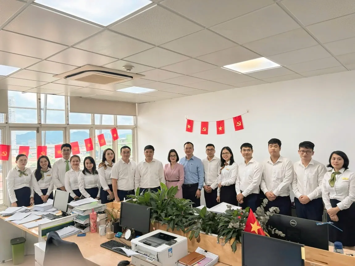 Đại diện Vietcombank, đ/c Hồng Quang - Thành viên HĐQT, Chủ tịch Công đoàn Vietcombank (thứ 8 từ trái sang) đến thăm và động viên cán bộ, người lao động Vietcombank Thái Nguyên