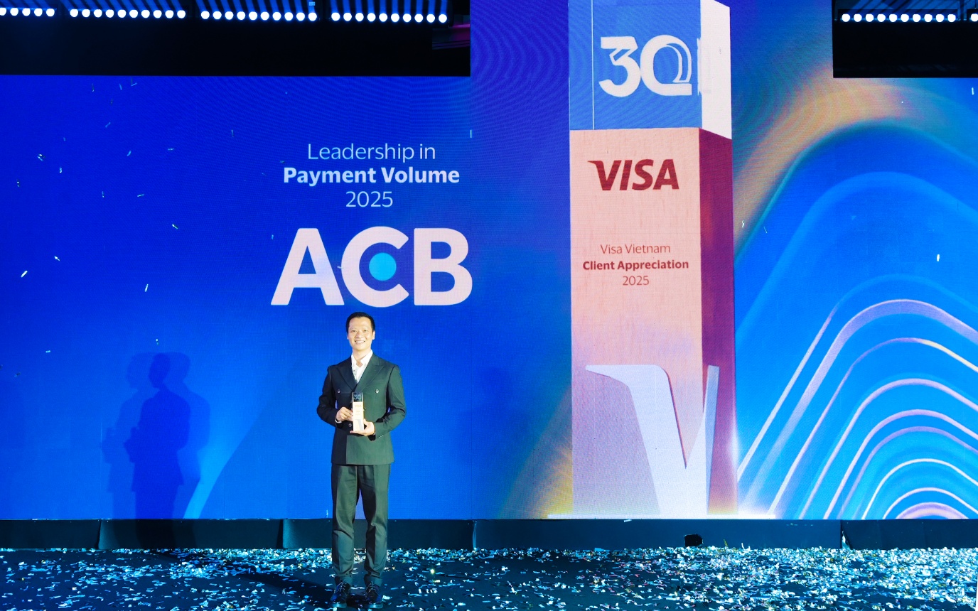 Ảnh: Ông Nguyễn Tâm Khoa, Phó Giám đốc Khối Khách hàng cá nhân kiêm Giám đốc Trung tâm Thanh toán ACB, nhận giải Ngân hàng dẫn đầu về Tổng doanh số giao dịch thẻ 2025