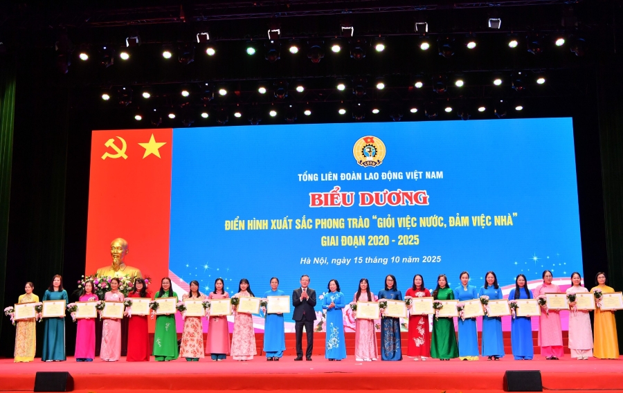 Chị Nguyễn Thị Ngọc Hà - Ủy viên BCH CĐCS Trụ sở chính Vietcombank (thứ 7 từ phải sang) - đại diện nhận khen thưởng phong trào thi đua “Giỏi việc nước, Đảm việc nhà” giai đoạn 2020 - 2025