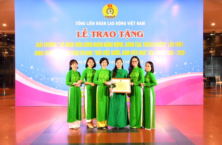 Các đại biểu CĐCS Trụ sở chính Vietcombank chụp ảnh lưu niệm tại buổi lễ