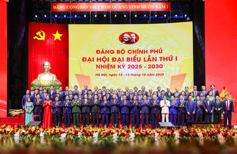 Đoàn đại biểu Đảng bộ Vietcombank vinh dự chụp ảnh lưu niệm với Tổng Bí thư Tô Lâm, Thủ tướng Phạm Minh Chính cùng các đồng chí lãnh đạo Đảng, Nhà nước, Quốc hội, Chính phủ và các đại biểu dự Đại hội