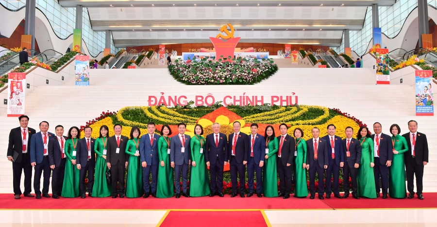 Phó Thủ tướng thường trực Chính phủ Nguyễn Hòa Bình (đứng giữa) chụp hình với các đại biểu Đảng bộ Vietcombank dự Đại hội