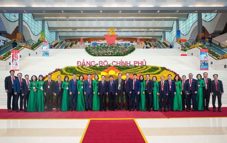 Phó Thủ tướng Chính phủ Nguyễn Chí Dũng (đứng thứ 15 từ phải sang) và Trưởng Ban Chính sách, Chiến lược Trung ương Nguyễn Thanh Nghị (đứng thứ 15 từ phải sang) chụp hình với các đại biểu Đảng bộ Vietcombank dự Đại hội