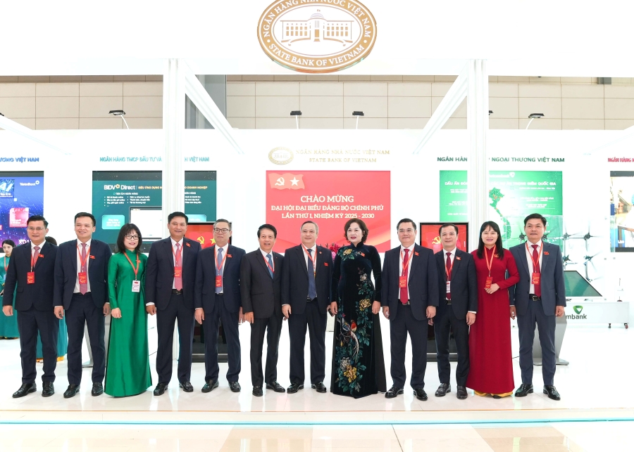 Thống đốc NHNN Nguyễn Thị Hồng (thứ 5 từ phải sang) chụp hình với lãnh đạo các ngân hàng thương mại tại không gian trải nghiệm ngành ngân hàng trong khuôn khổ đại hội