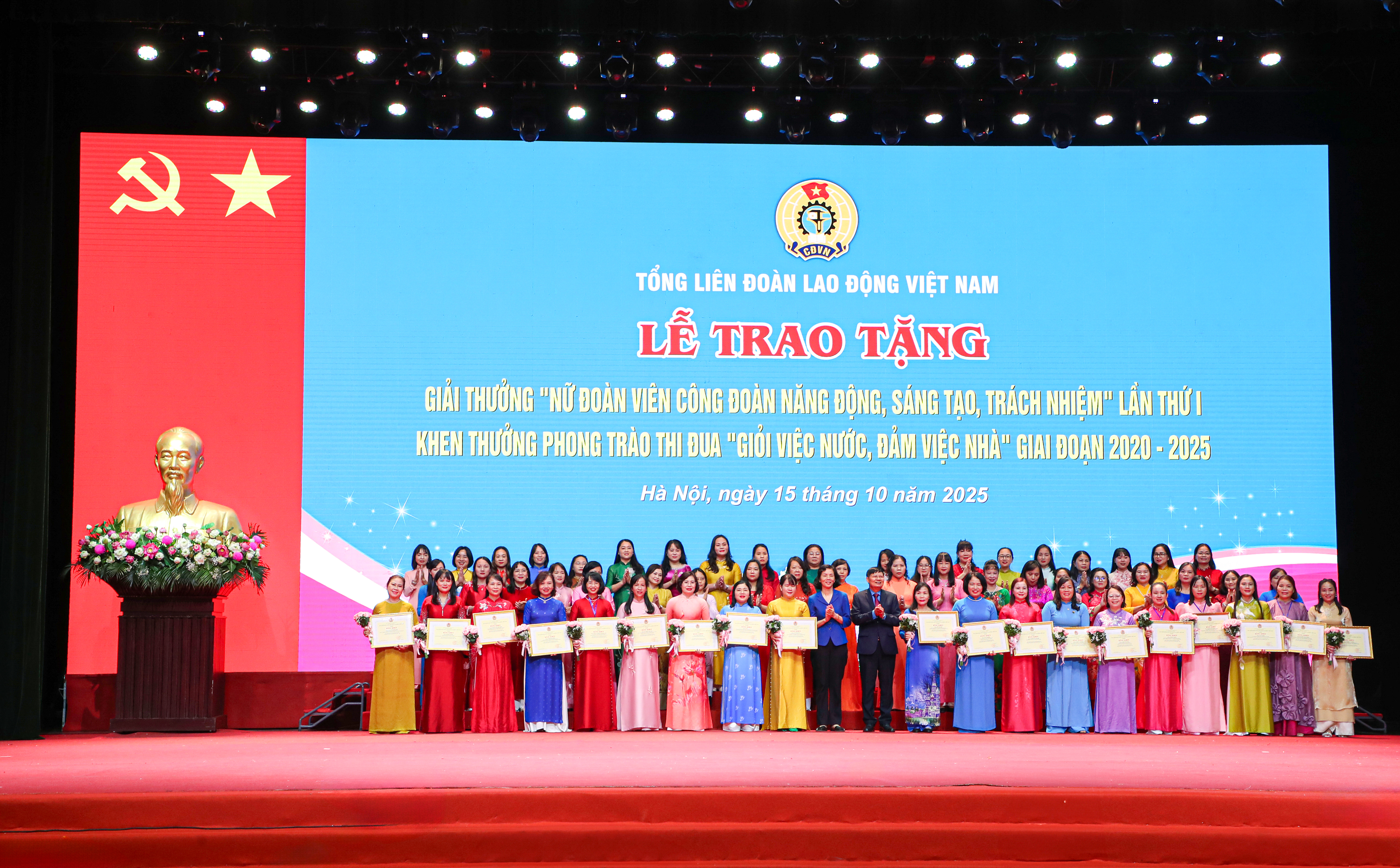 Các nữ đoàn viên công đoàn đón nhận Bằng khen của Tổng liên đoàn Lao động Việt Nam vì đã có thành tích xuất sắc trong phong trào thi đua "Giỏi việc nước, đảm việc nhà"