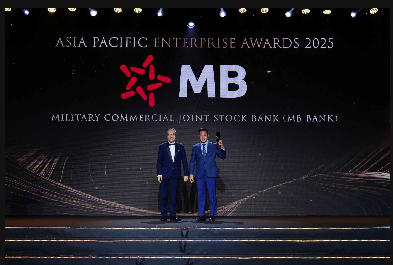 Lần thứ 6 liên tiếp Ngân hàng MB được Enterprise Asia trao tặng danh hiệu “Doanh nghiệp xuất sắc châu Á”
