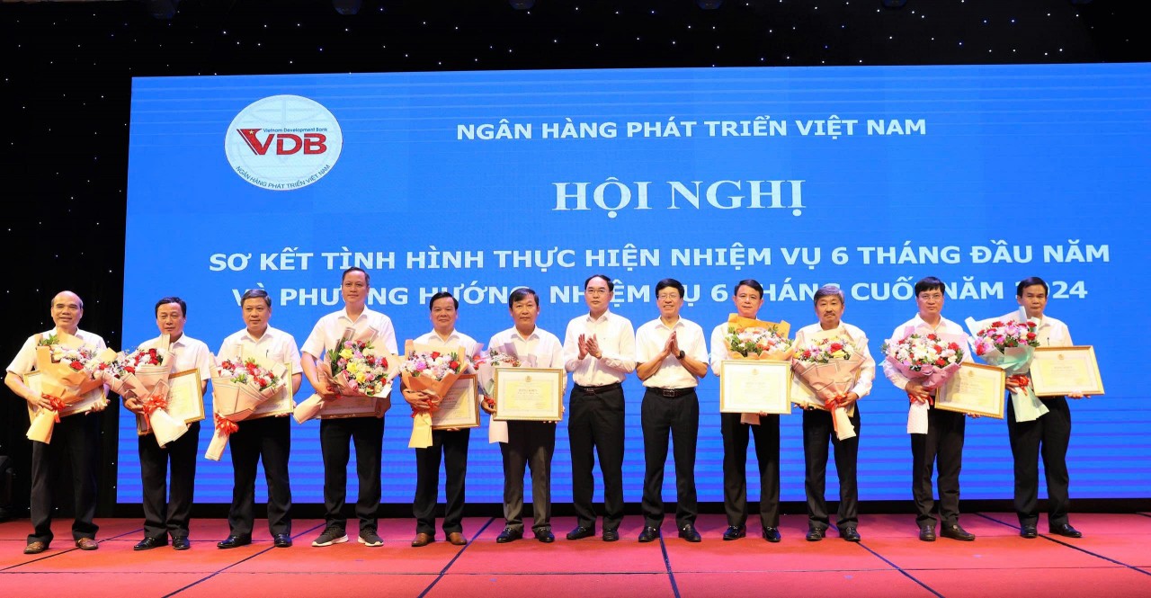 Ngân hàng Phát triển Việt Nam trao tặng bằng khen, giấy khen cho các cá nhân.