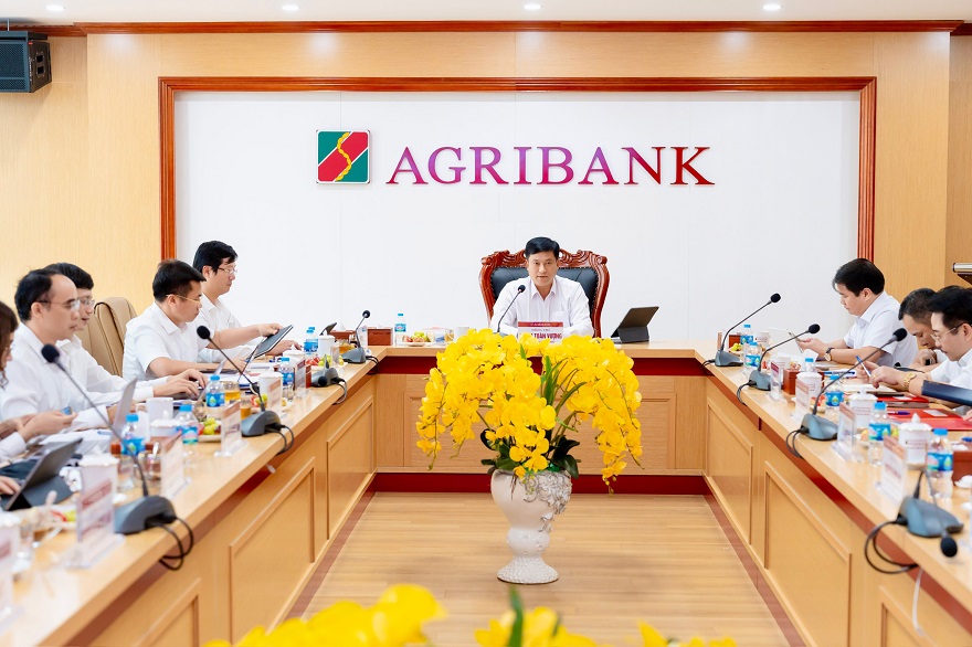 Đồng chí Phạm Toàn Vượng - Phó Bí thư Đảng ủy, Thành viên HĐTV, Tổng Giám đốc Agribank phát biểu chỉ đạo tại buổi làm việc với các chi nhánh trên địa bàn tỉnh Lào Cai