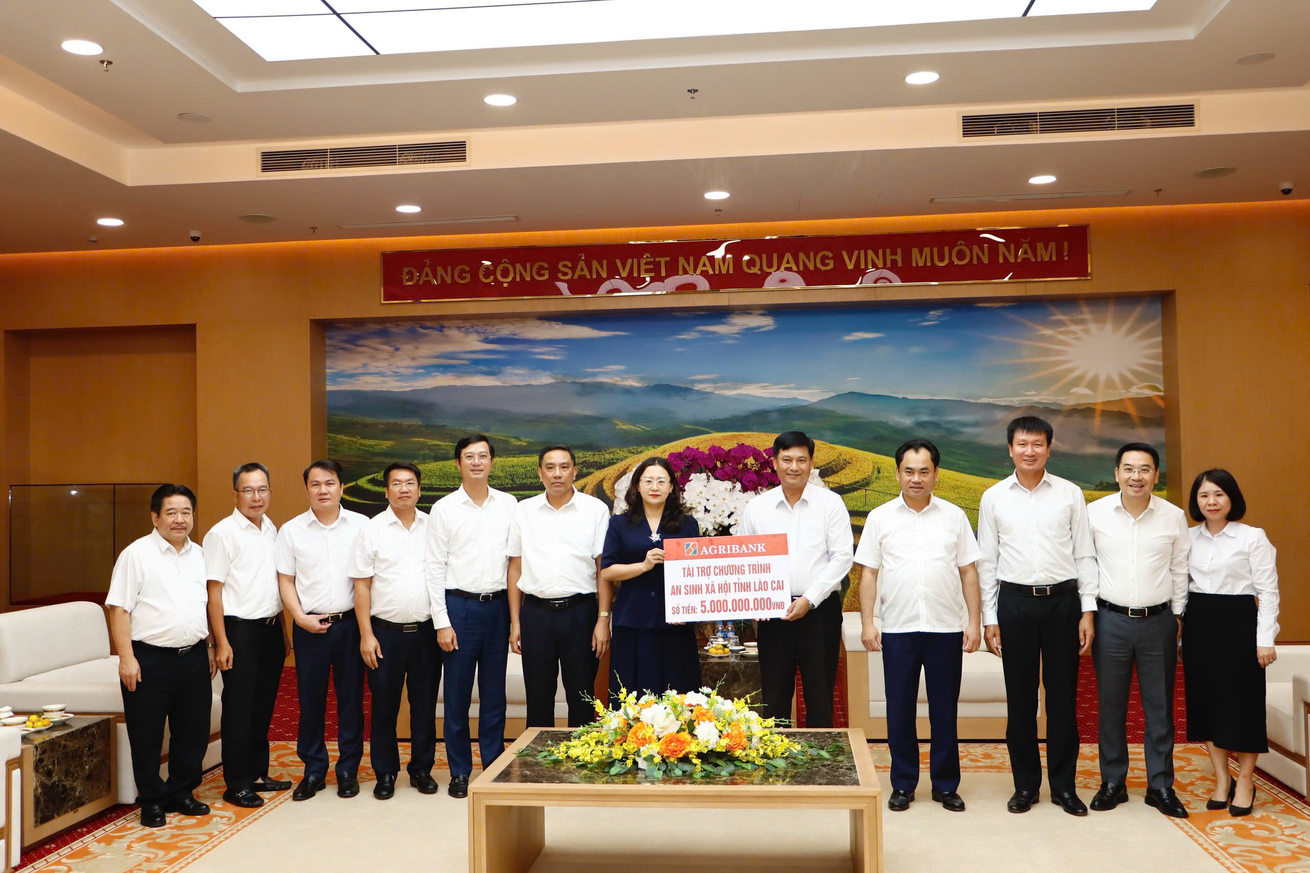 Đoàn công tác Agribank trao tặng 5 tỷ đồng an sinh xã hội hỗ trợ tỉnh Lào Cai khắc phục thiệt hại thiên tai, bão lũ