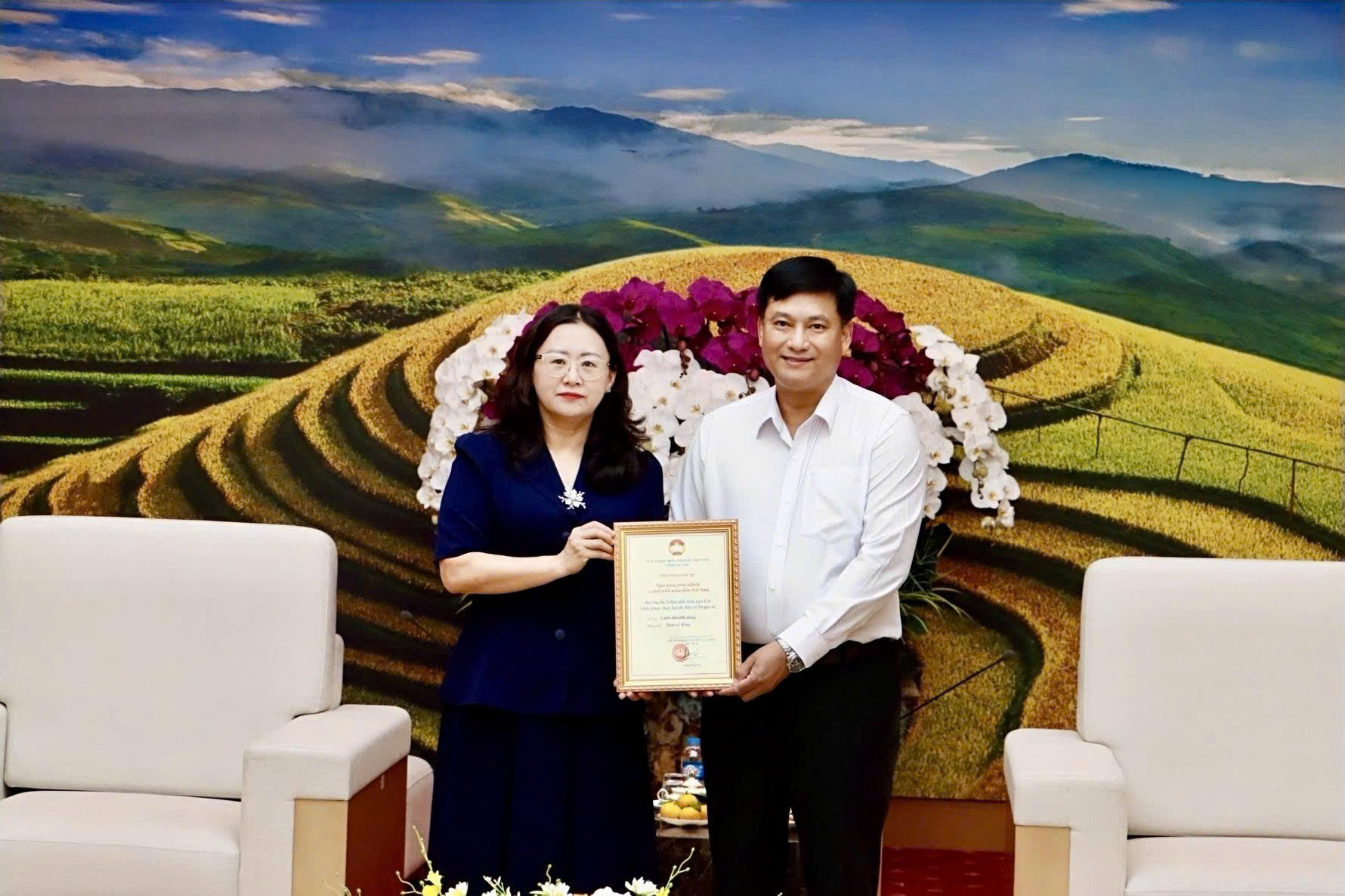 Đồng chí Giàng Thị Dung - Phó Bí thư Tỉnh ủy, Chủ tịch Ủy ban MTTQ Việt Nam tỉnh Lào Cai trao thư cảm ơn Agribank