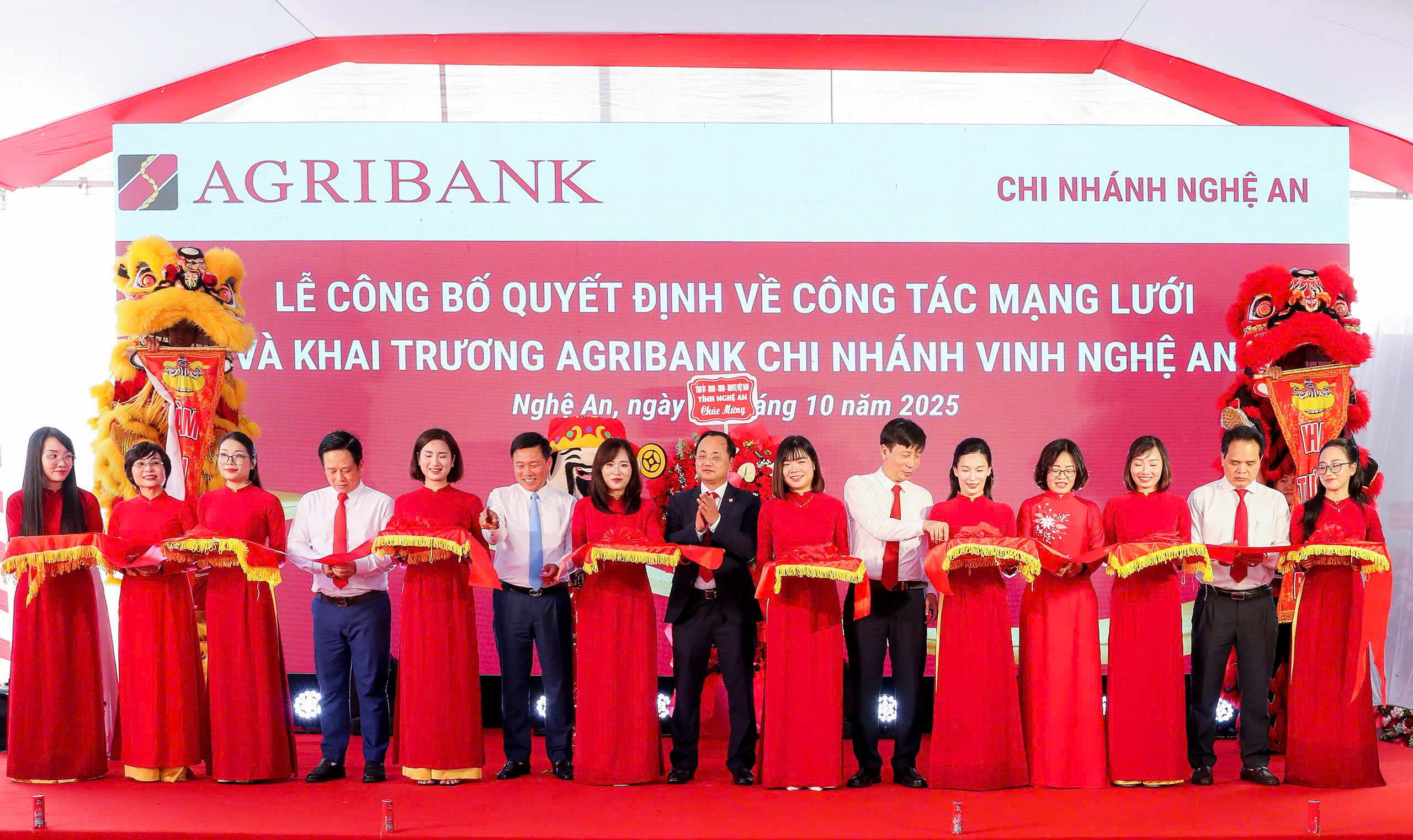 Đồng chí Tô Huy Vũ - Bí thư Đảng ủy, Chủ tịch HĐTV Agribank cùng các đại biểu cắt băng khai trương hoạt động của Agribank Chi nhánh Vinh Nghệ An