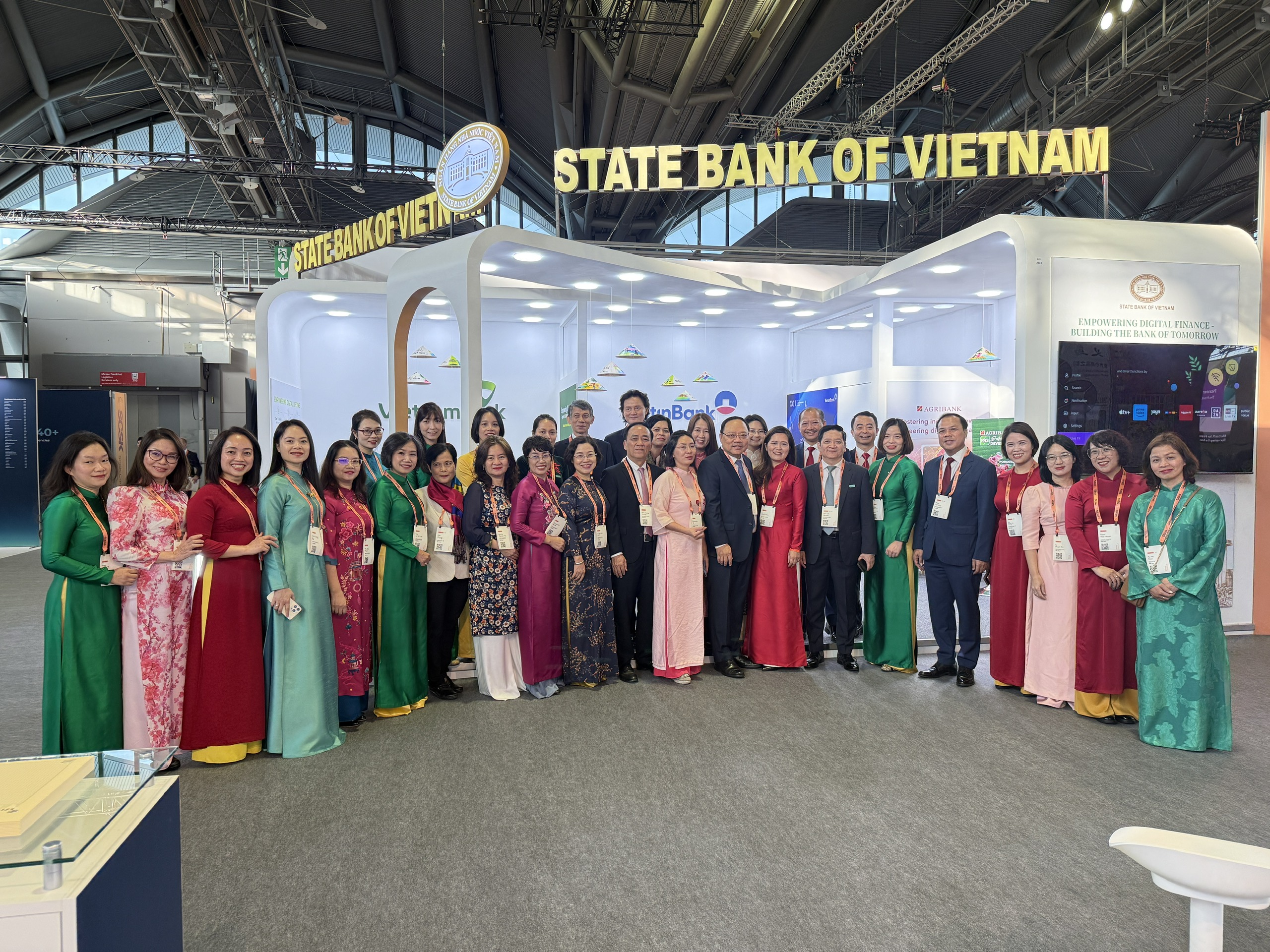 Các đại biểu tham quan không gian trưng bày “State Bank of Vietnam” trong khuôn khổ Hội nghị Sibos 2025
