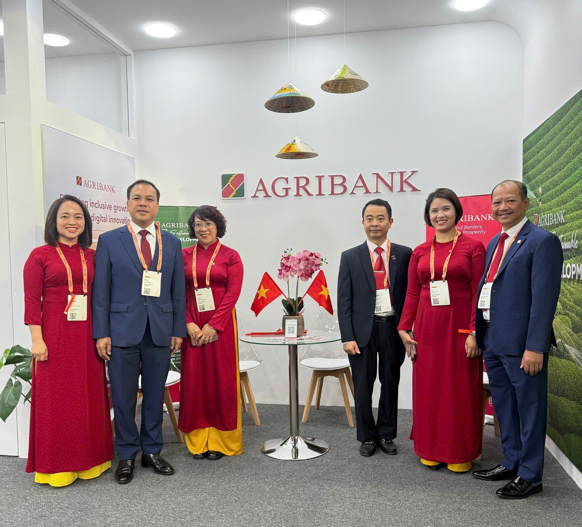 Đoàn cán bộ Agribank tại gian hàng của Agribank trong khuôn khổ Hội nghị Sibos 2025