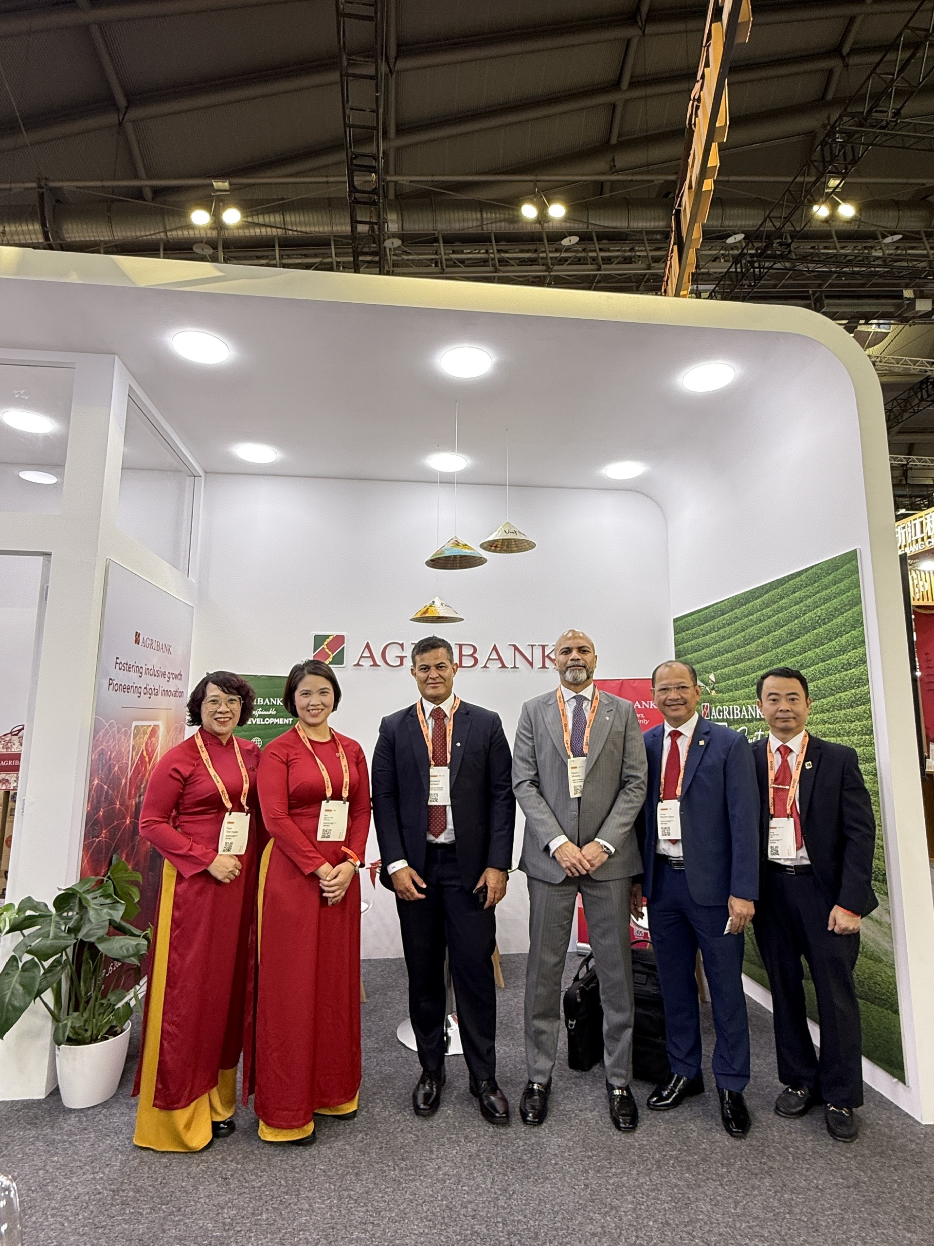 Các đại biểu Agribank cùng đối tác quốc tế tại gian hàng 'State Bank of Vietnam’, Hội nghị Sibos 2025
