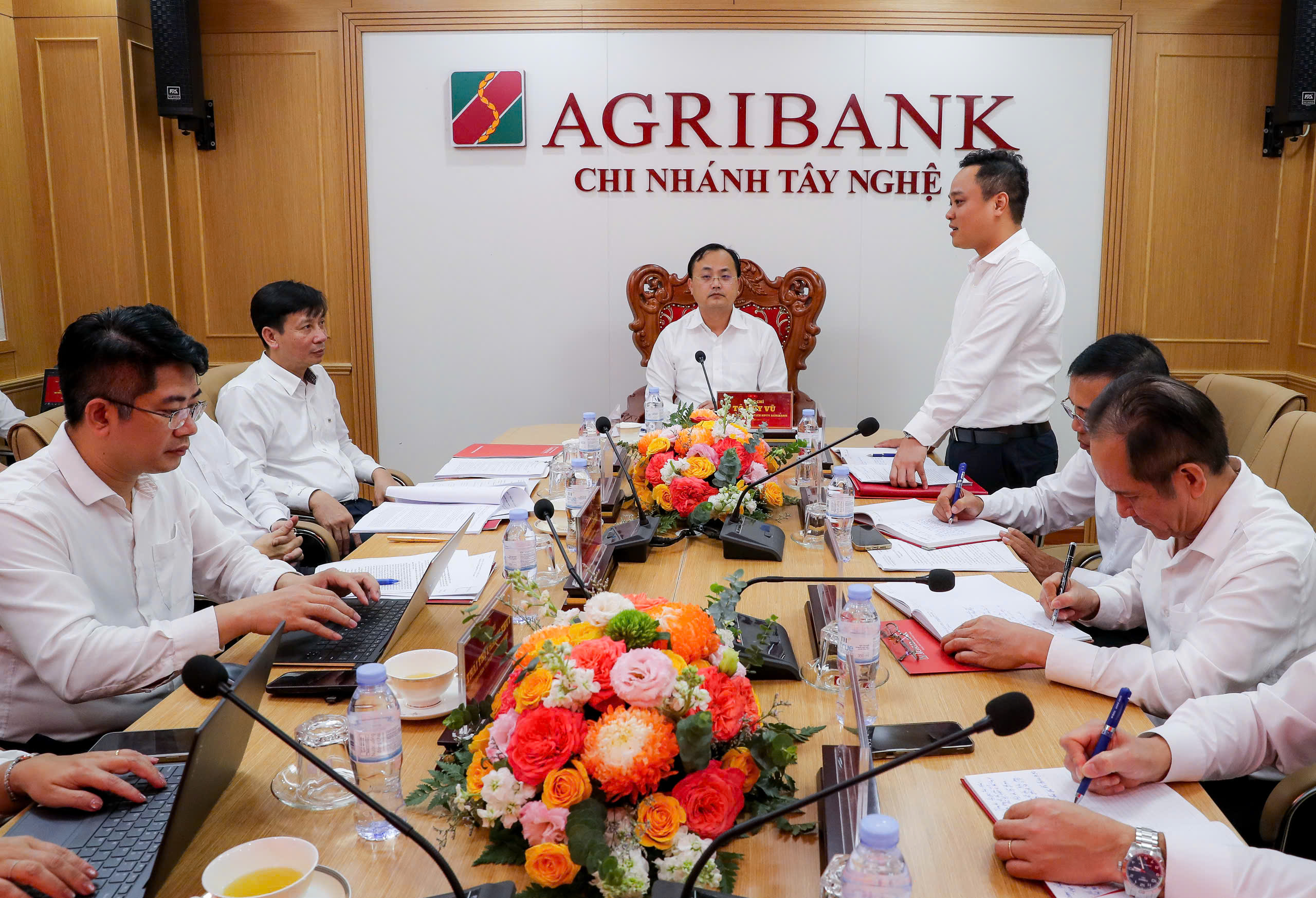Đồng chí Tô Huy Vũ - Bí thư Đảng ủy, Chủ tịch HĐTV Agribank cùng đoàn công tác Trụ sở chính làm việc tại Agribank Chi nhánh Tây Nghệ An