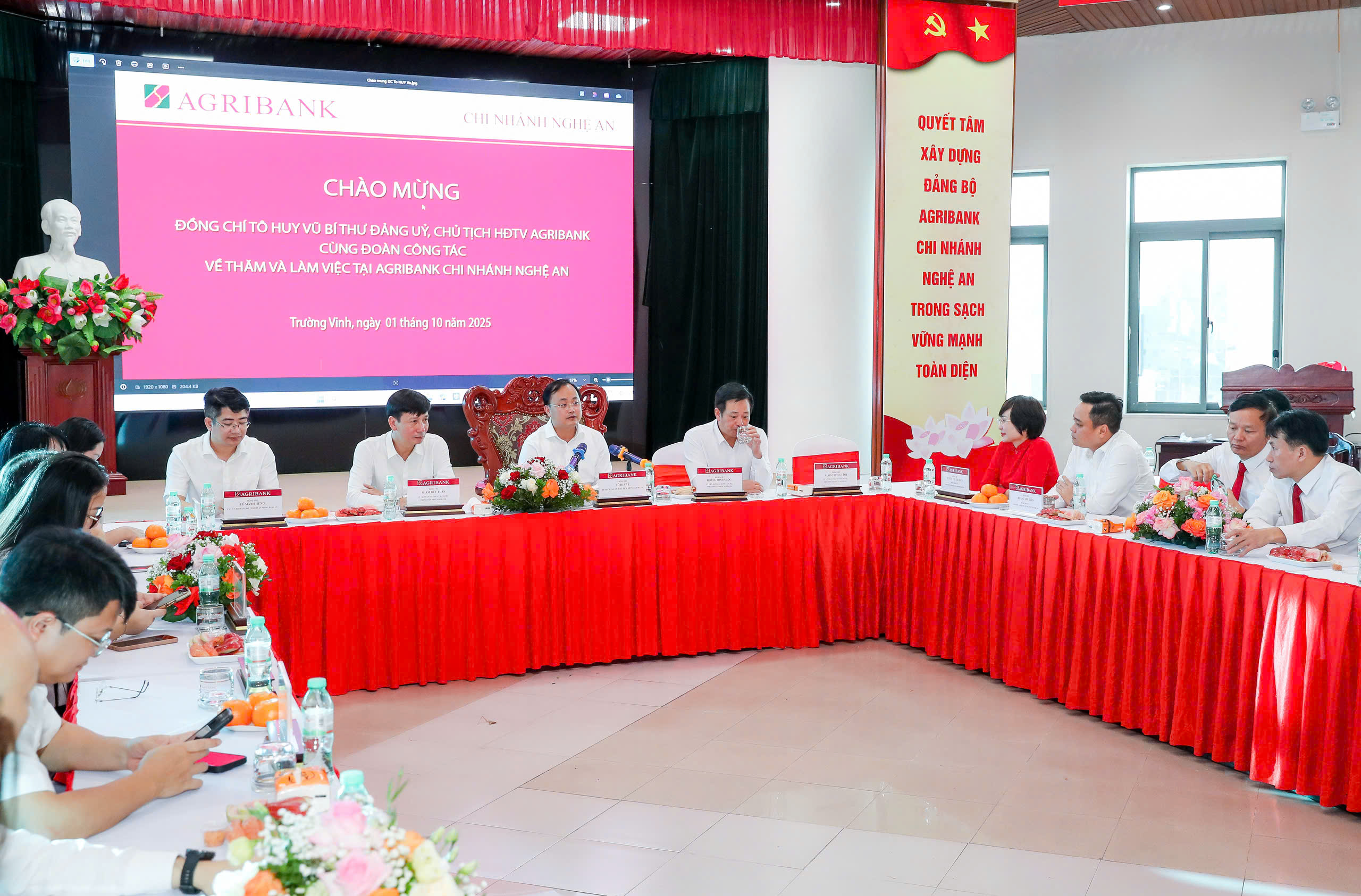 Đồng chí Tô Huy Vũ - Bí thư Đảng ủy, Chủ tịch HĐTV Agribank cùng đoàn công tác Trụ sở chính làm việc tại Agribank Chi nhánh Nghệ An