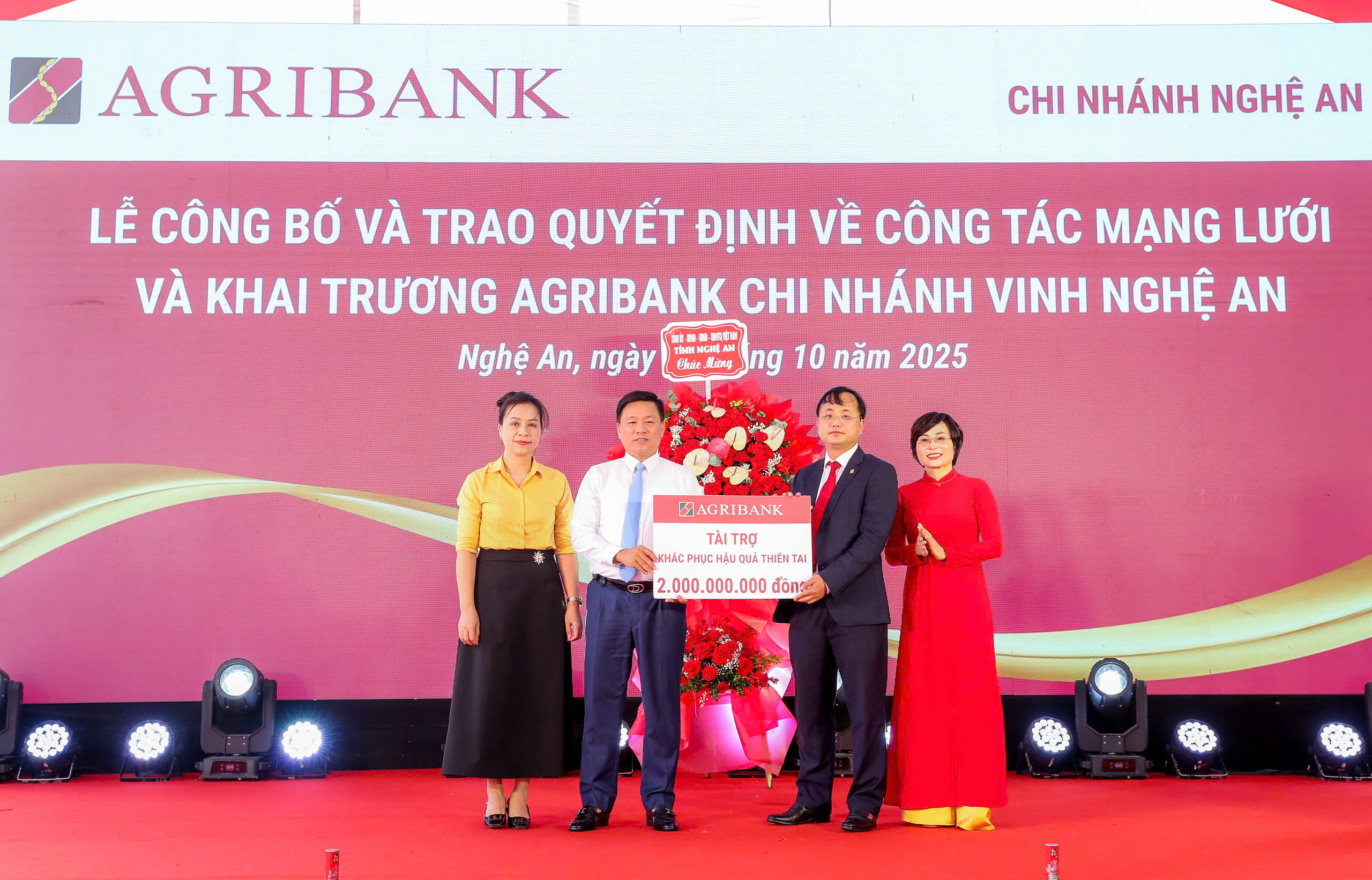 Tại lễ khai trương các chi nhánh trên địa bàn, đồng chí Tô Huy Vũ - Bí thư Đảng ủy, Chủ tịch HĐTV Agribank đã trao ủng hộ an sinh xã hội chung tay cùng chính quyền và nhân dân tỉnh Nghệ An khắc phục hậu quả cơn bão số 10