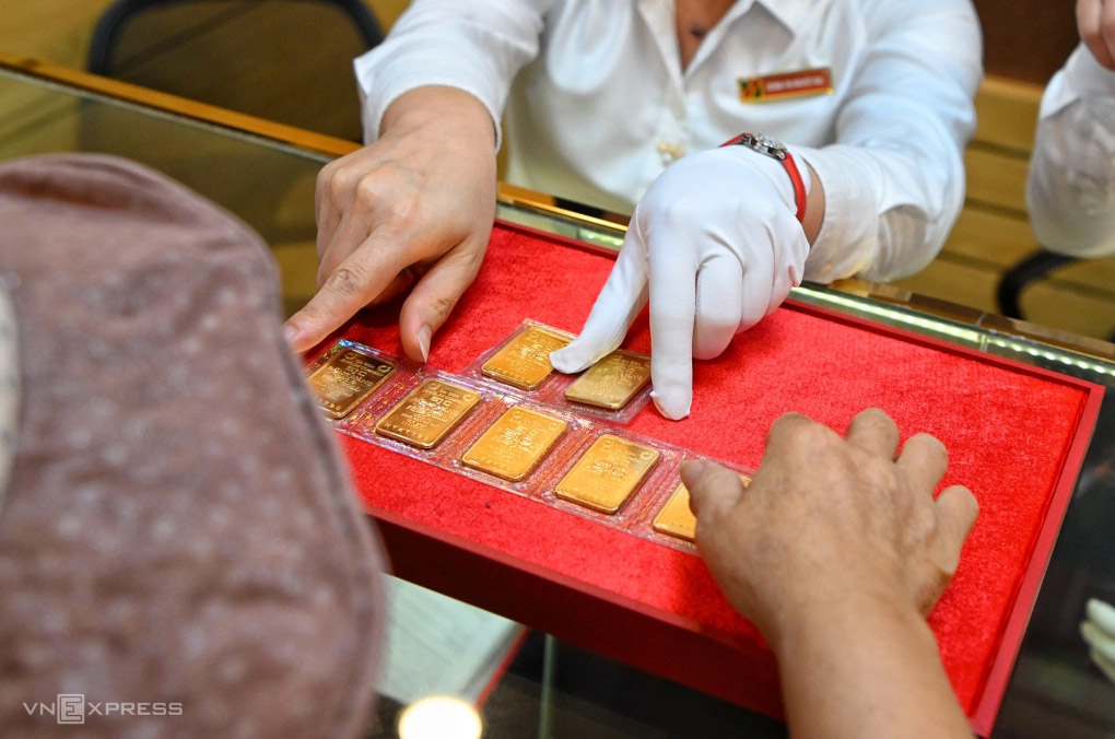 Giao dịch vàng miếng tại một ngân hàng quốc doanh. Ảnh: Giang Huy