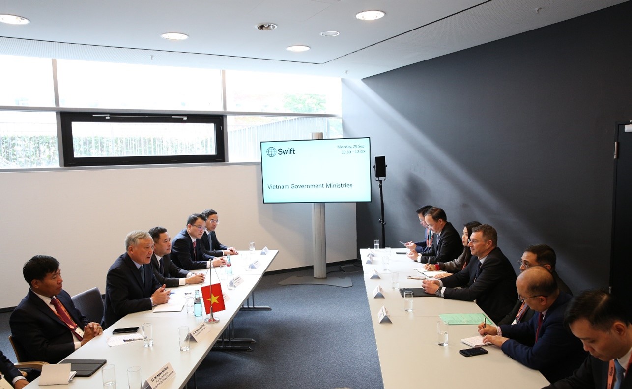 Phó Thủ tướng Thường trực Chính phủ tiếp lãnh đạo Standard Chartered.