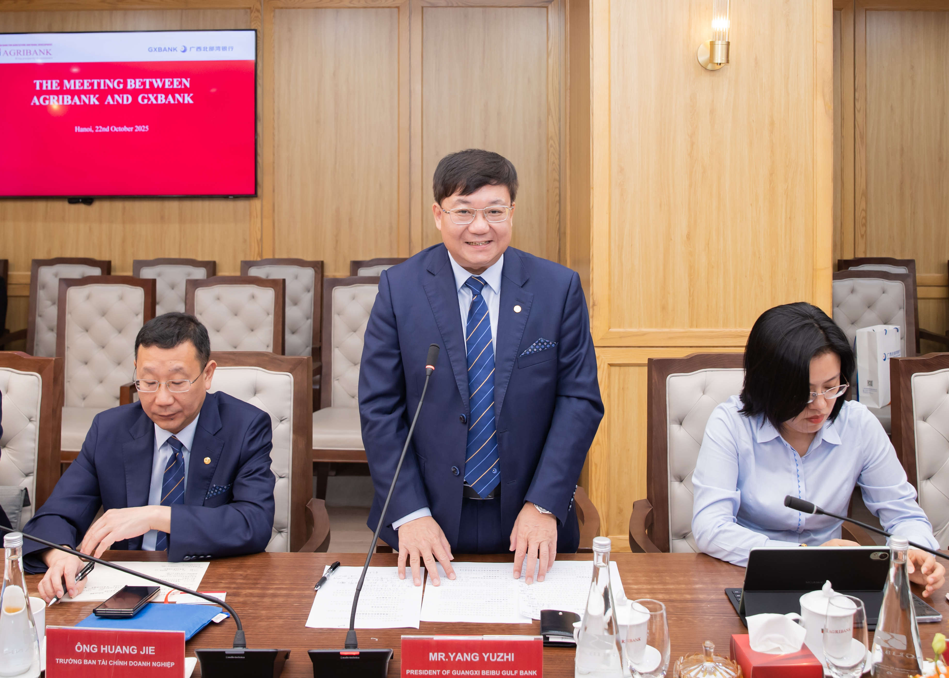 Ông Yang Yuzhi - Chủ tịch Ngân hàng Vịnh Bắc Bộ Quảng Tây phát biểu tại buổi làm việc