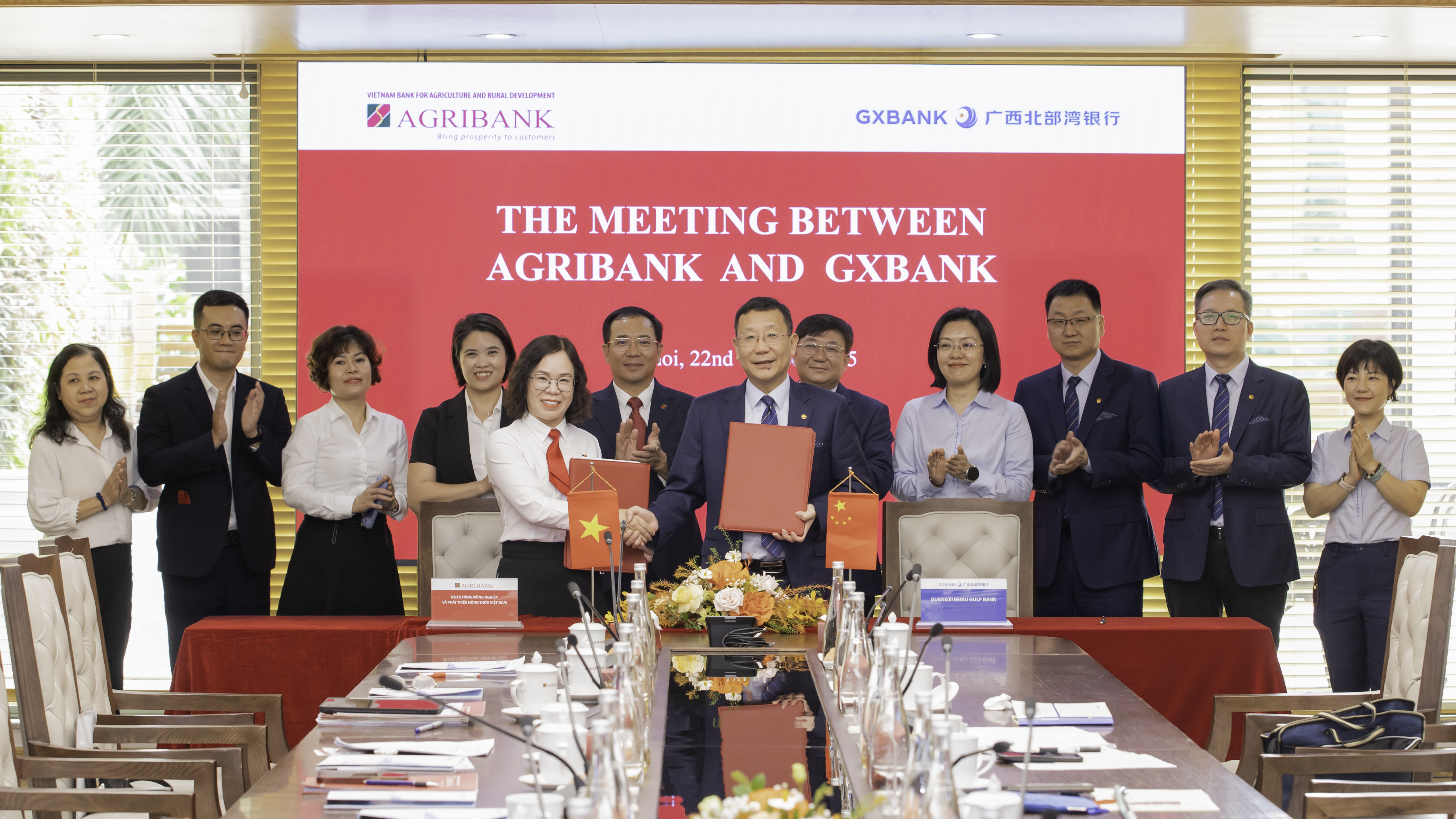 Đại biểu 2 Ngân hàng chứng kiến Lễ ký kết Thỏa thuận thanh toán biên giới giữa Agribank Chi nhánh Cao Bằng và Chi nhánh Bách Sắc Ngân hàng Vịnh Bắc Bộ Quảng Tây