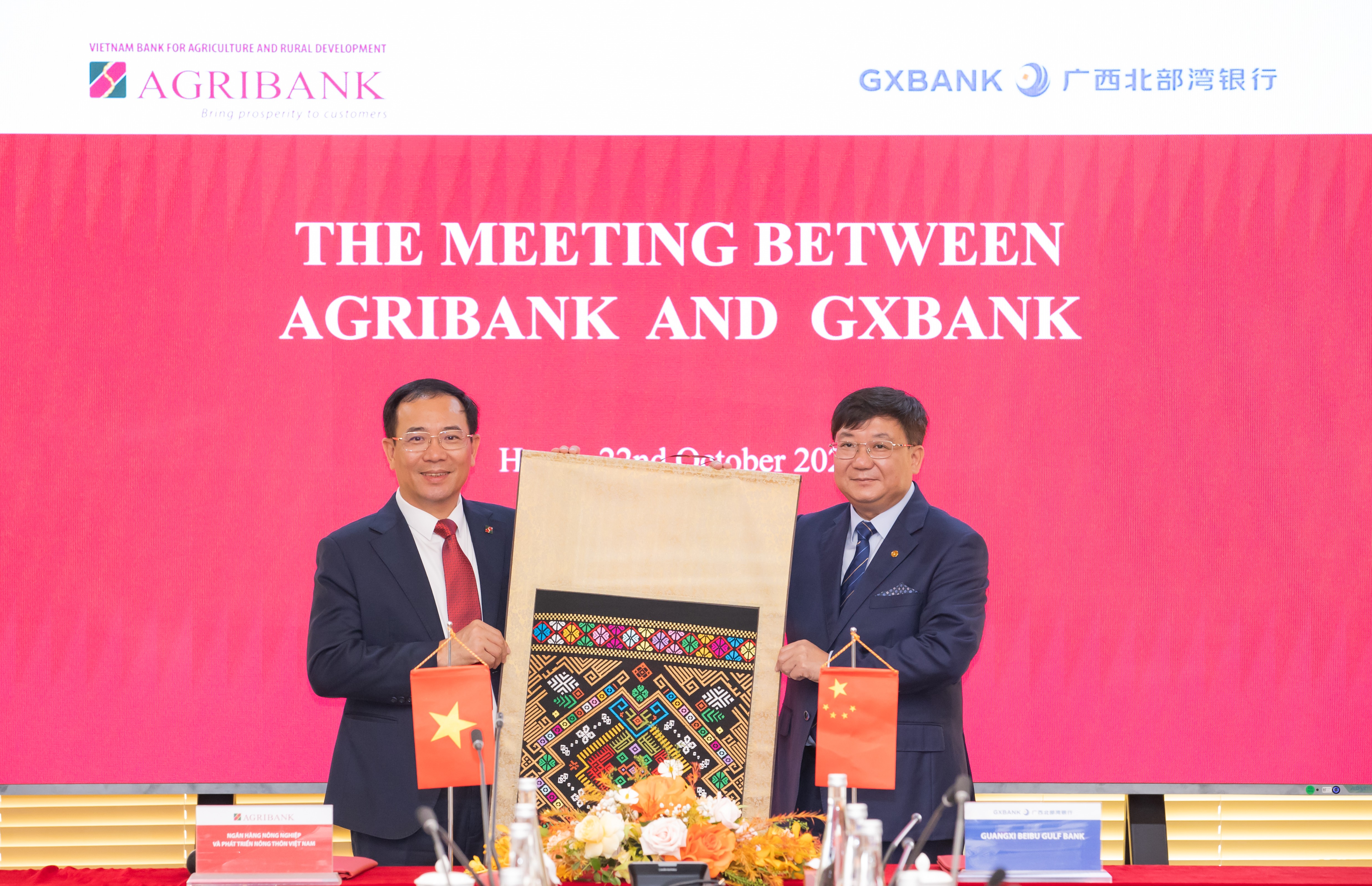Ông Yang Yuzhi - Chủ tịch Ngân hàng Vịnh Bắc Bộ Quảng Tây tặng quà lưu niệm Agribank