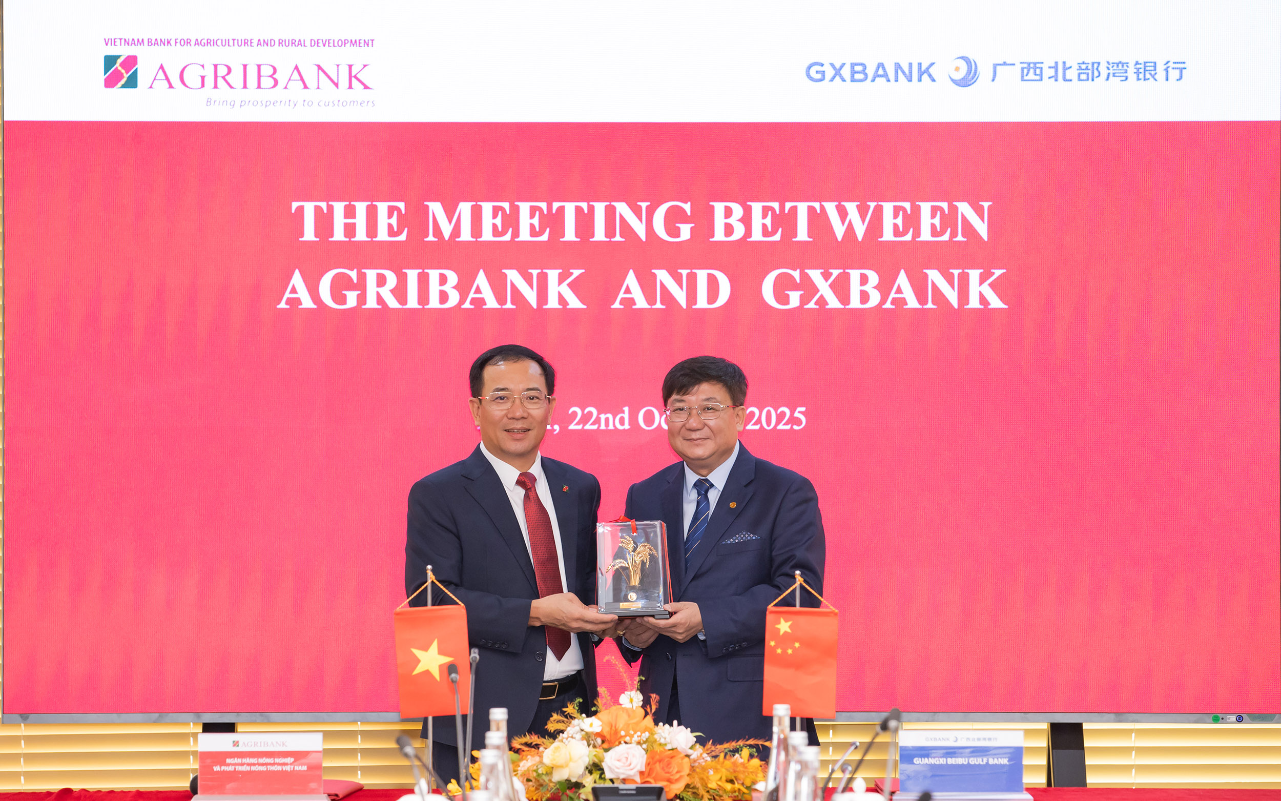 Ông Đoàn Ngọc Lưu - Phó Tổng Giám đốc Agribank tặng quà lưu niệm Ngân hàng Vịnh Bắc Bộ Quảng Tây
