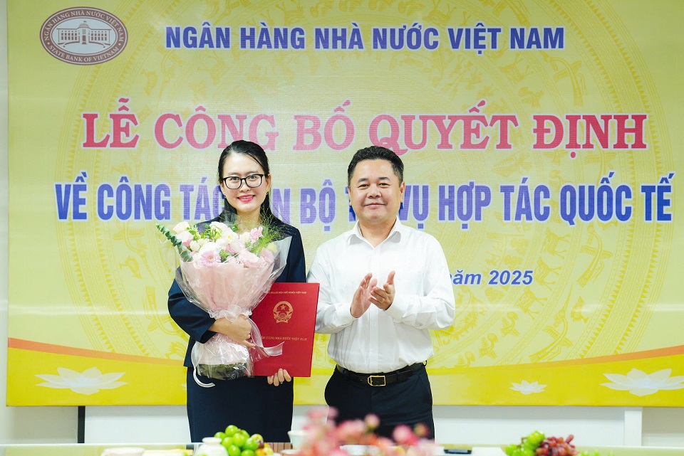 Phó Thống đốc Nguyễn Ngọc Cảnh trao Quyết định cho Quyền Vụ trưởng Hợp tác Quốc tế Vũ Minh Châu