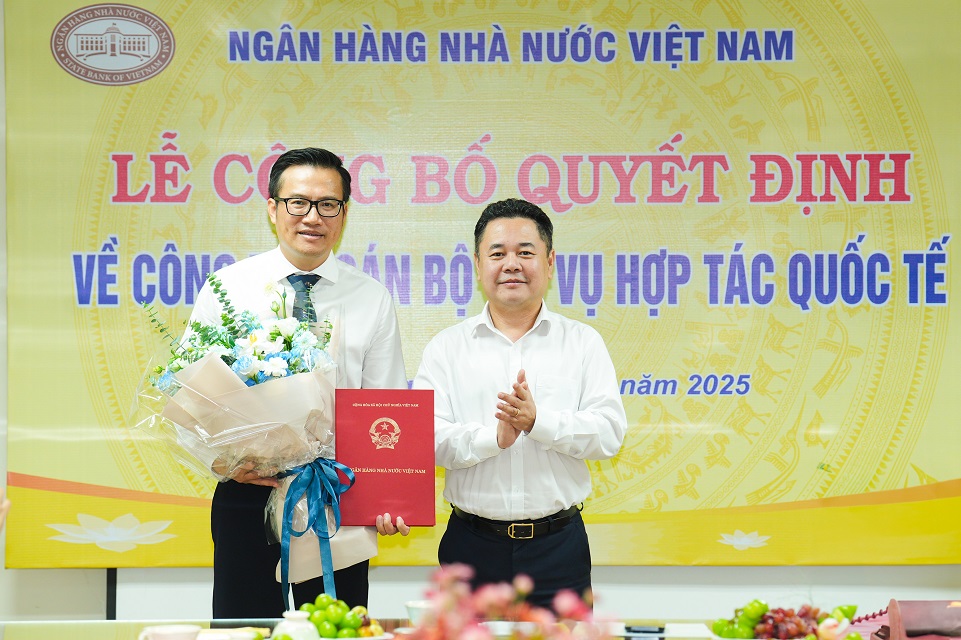 Phó Thống đốc Nguyễn Ngọc Cảnh trao Quyết định cho Phó Vụ trưởng Hợp tác Quốc tế Trần Quang Tiến