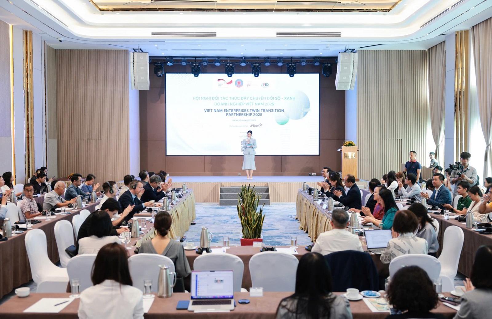 Toàn cảnh Hội nghị Đối tác Thúc đẩy chuyển đổi số – xanh doanh nghiệp Việt Nam 2025 diễn ra vào sáng ngày 20/10/2025 tại Hà Nội