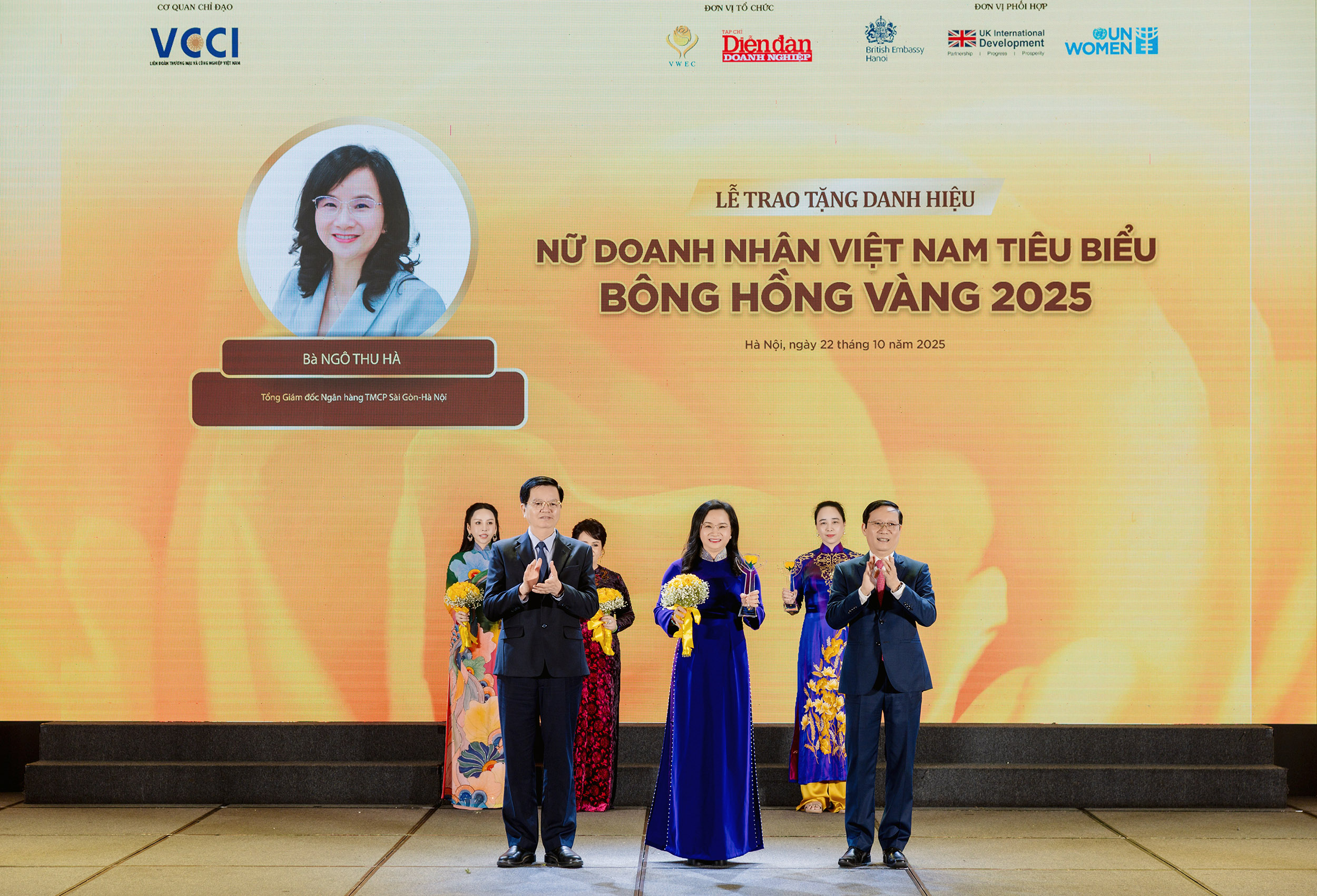 Phó Thủ tướng Chính phủ Mai Văn Chính và Chủ tịch VCCI Phạm Tấn Công trao danh hiệu Bông hồng vàng cho nữ doanh nhân Ngô Thu Hà – Tổng Giám đốc SHB